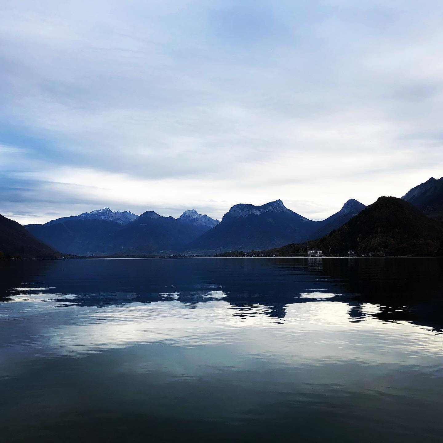 Get into coherence with the bliss of the soft, true and joyful sound of your heart ❤️, it relates to the essence of all there is.#baiedetalloires #talloires #lacdannecy #espaceresonance #espaceresonancetalloires #loveyourself #blissoftheheart #coherentheart