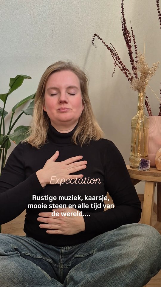 Wachten tot het perfecte moment zich aandient om reiki te geven aan jezelf?
Met rust, ruimte en genoeg tijd?
Waarschijnlijk schiet dat er regelmatig bij in, denk ik zo? 😉
Reiki kan juist ook heel goed middenin de chaos. Middenin de ochtendspits. Middenin de drukte.
Want op DAT moment ondersteunt reiki meer dan ooit. Het houd je hoofd rustig en je lichaam ontspannen. Waardoor jij met een helder hoofd beslissingen kunt nemen. 👏🏻
Wil jij ook meer Reiki in je leven verweven, zonder dat het meer tijd kost? 26 januari starten onze Reiki Ritual waarin we 21 dagen lang onze verbinding met Reiki verdiepen. Het stelt je in staat om Reiki meer flexibel en intuïtief in te zetten, zodat je ook al die chaos het hoofd kunt bieden.
Jij ervaart rust ín de hectiek 👏🏻
Doe je mee? Reageer dan met "REIKIRITUAL" of stuur me een berichtje voor meer informatie.
Liefs, Ilse 🧡