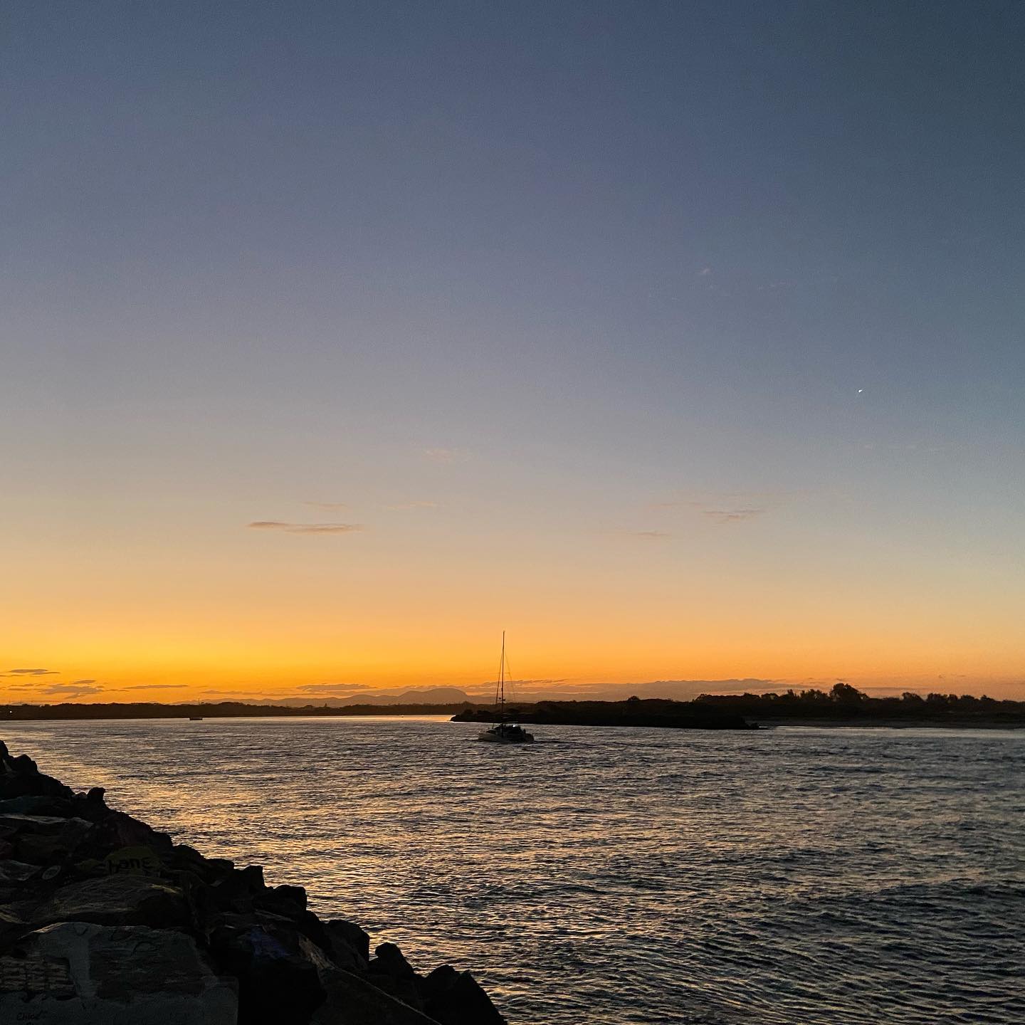 Really didn’t feel like strapping the runners on after a pretty physical day putting wonderful humans back together (yes, sometimes even Physios don’t want to exercise😉). But our beautiful town rewarded the effort! Did you miss something spectacular due to lack of motivation today? Hope not!! #activelifestyle #practicewhatyoupreach #sunsets #portmacquarie #movingmeditation #spectacular #sunset #running