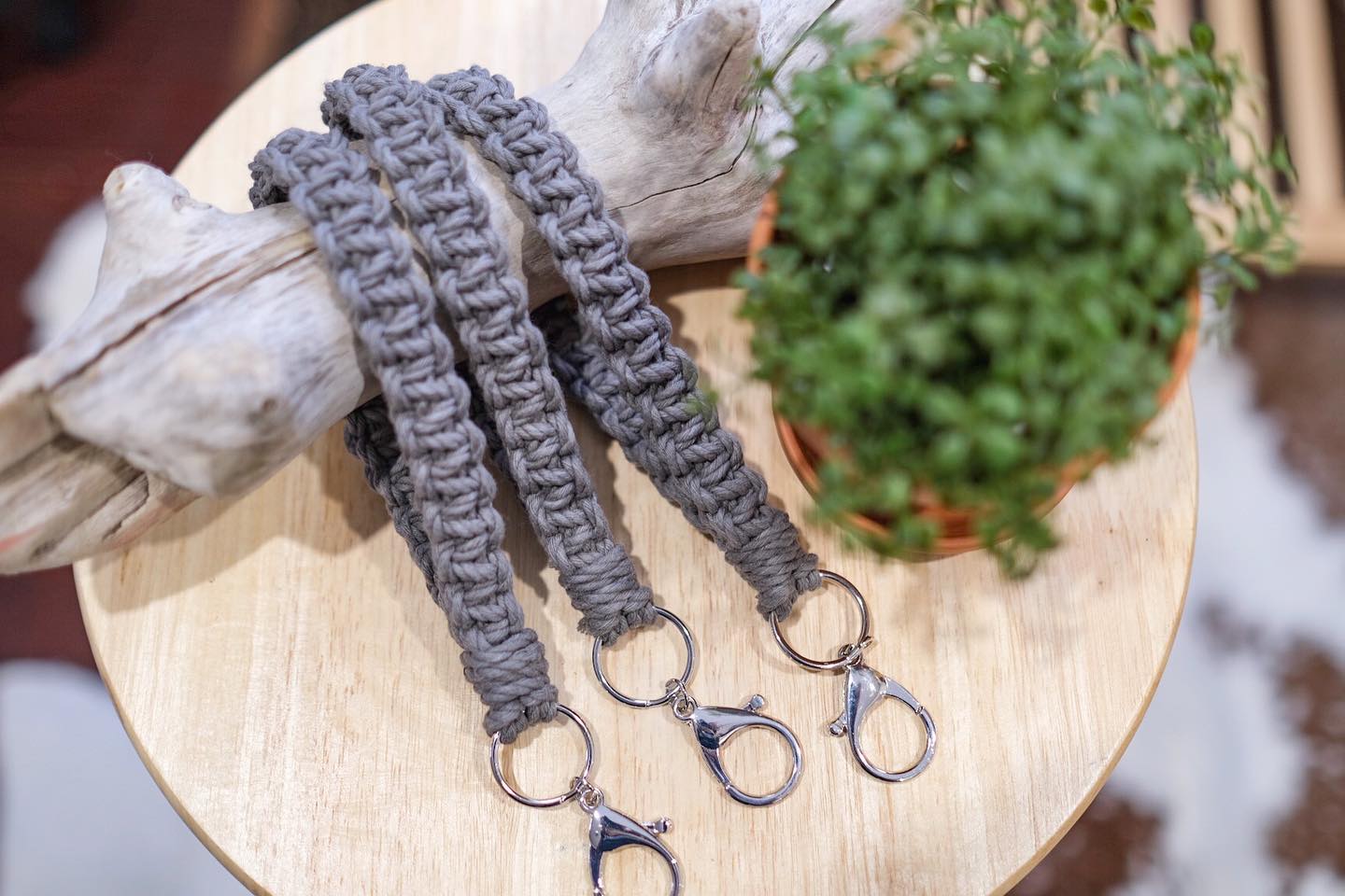 I can’t wait to see the beautiful flowers bloom in the neighbourhood 😍
#spring #knotbyhannah #madetoorder #handmade #macramé #accessories #toronto