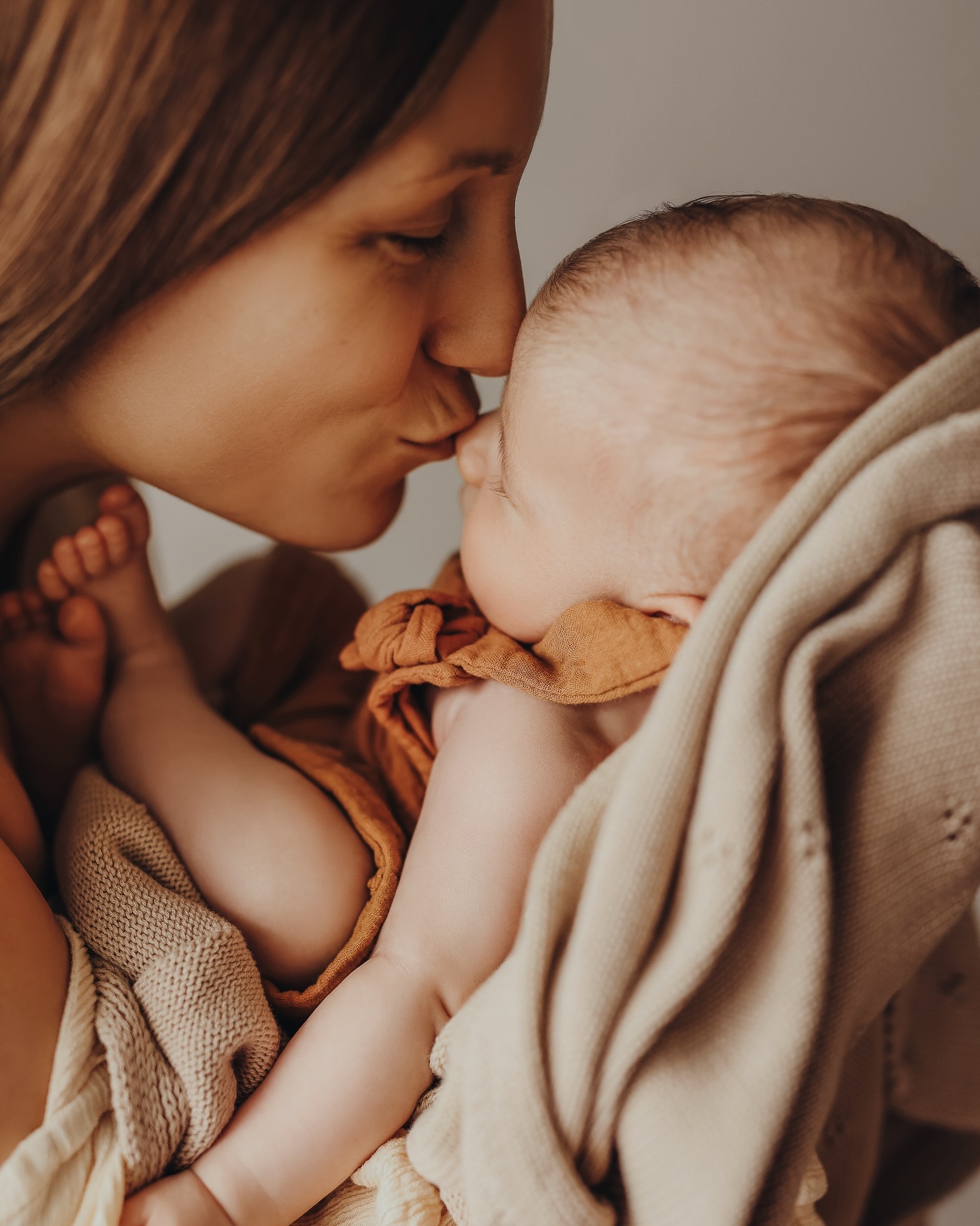 Ihr Lieben,
Die letzten Wochen habe ich genutzt um zu reflektieren. Wie war mein Jahr, was wollte ich erreichen, was habe ich erreicht, wo möchte ich hin. Auch habe ich darüber nachgedacht, wer genau ich innerhalb der Fotografie bin- was ist mein Stil.
Die Antwort ist: Ich bin ein sehr empathischer und emotionaler Mensch und genau das ist meine Stärke. Ich fühle meine Familien, ich fühle EURE Geschichte, wenn ihr mich ins Herz lasset. Mein Fokus ist daher auf euren Emotionen. Ich möchte eure Liebe untereinander für euch für immer festhalten. Ich möchte eure Familiendynamik aufs Bild bringen. Ob es ruhige oder wilde Momente sind. Meine Fotografie ist natürlich, authentisch und kreativ. Und vor allem immer mit vollem Herz. Denn das bin ich. Ich könnte es gar nicht abstellen. Ich würde mir ein Bein für jeden für euch ausreißen, wenn es dazu beiträgt, dass ihr ein Shooting mit mir als unvergessliches Highlight empfindet. Wenn ihr euch dadurch wohlfühlt und euch meine Bilder von euch später Gänsehaut machen.
Und jetzt wünsche ich euch allen einen schönen Samstag 🫶🏼
Ich drücke euch ganz feste,
Eure Marion