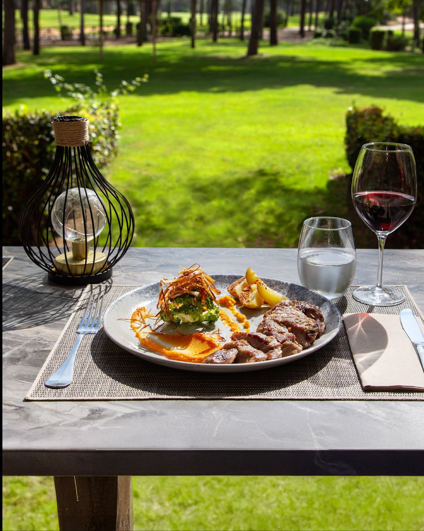 Un plato que abre el apetito y un martini blanco que marca el ritmo. Nuba es ese punto exacto entre sabor y ambiente para alargar la tarde como se merece.
Reserva tu mesa en Nuba.
DoubleTree by Hilton Islantilla · Paseo Barranco del Moro, Islantilla, España · +34 959 204 500
#DoubleTreeByHilton #Islantilla #Nuba #Gastronomía #CostaDeHuelva
