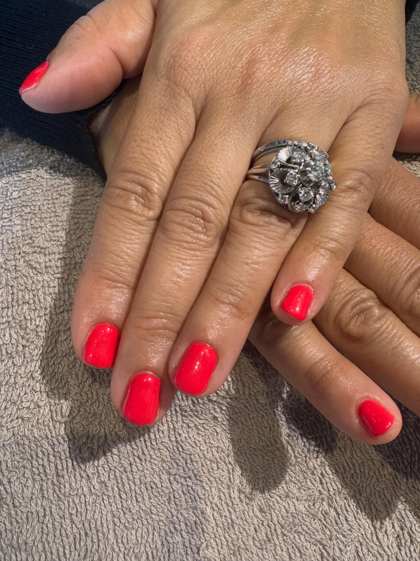 Nouvelle couleur n°219 – rouge orangé 🍊✨
Un ton vibrant et lumineux pour sublimer vos mains.
Pose de semi-permanent renforcé pour une brillance et une tenue parfaite 💅
#onglerie #semipermanent #onglesparfaits #nailstyle #rednails orangevibes