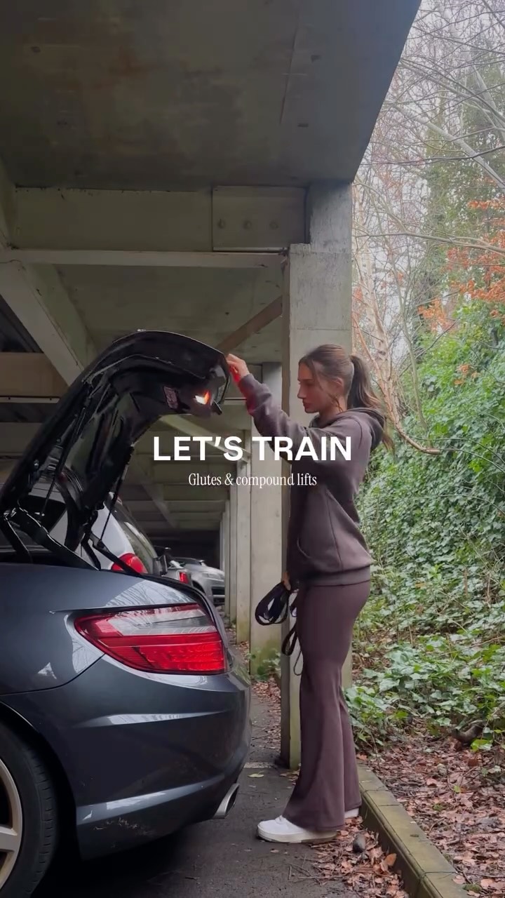 Let’s train glutes and compound lifts 🫶🏼⚡️
as a fitness coach 🖤
Really getting into my glute workouts in the last couple of months, feeling strong & eating right for my body 🙌🏼
Soft Motion flares and me 🤝🏼 @oneractive
#gluteworkouts #gyminspo #oneractive