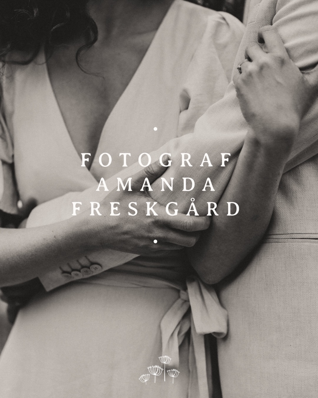 Jag är fotografen för er jordnära och nyfikna som vill bevara en viktig tid i livet. Par och blivande föräldrar som älskar vardagsäventyr, naturen, god mat, djur och människorna de har nära. För er som kanske är lite nervösa inför kameran men som framför allt vill känna er som er själva. Hos mig handlar fotograferingen inte om perfekta poser eller att passa in i en mall, utan om en avslappnad upplevelse där äkta känslor, stämning och ögonblick får ta plats.
Jag guidar, peppar och skapar trygghet, men lämnar alltid utrymme för personlighet, spontanitet och skratt. Med naturen som självklar del och övertygelsen om att all typ av kärlek är vacker, skapar jag bilder som känns på riktigt och som ni kan känna igen er själva i, både nu och långt fram i livet 🧡