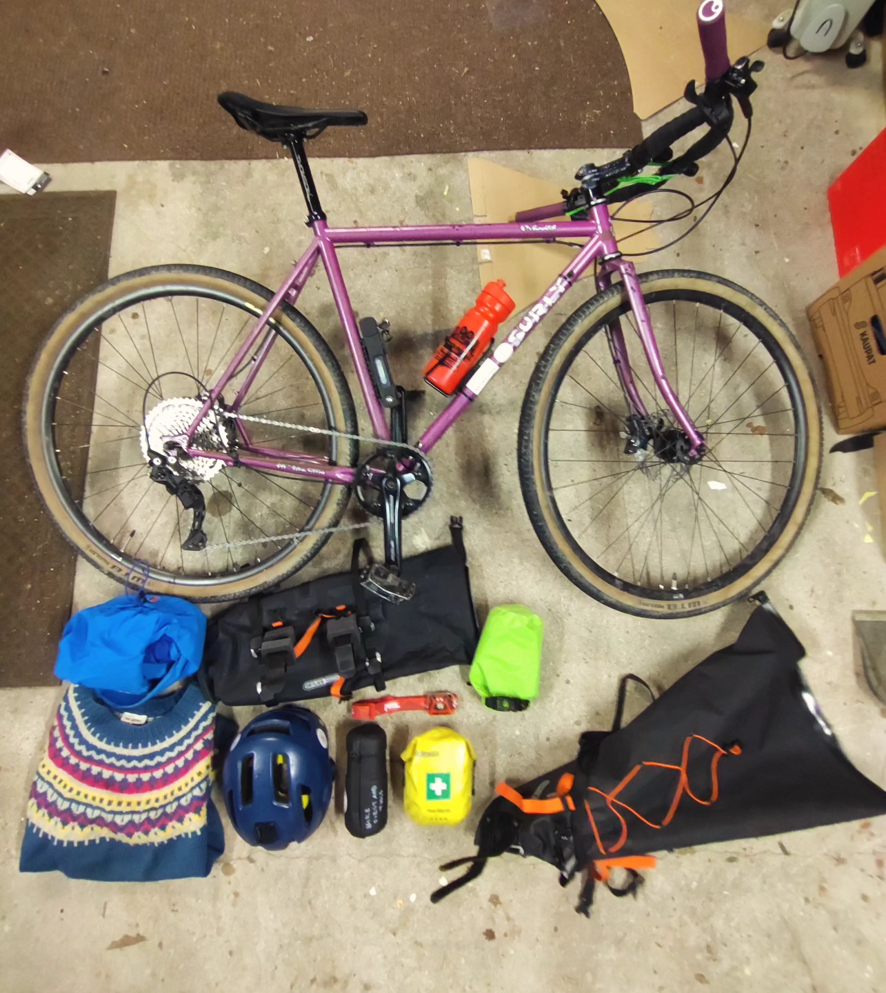 Valmistaudutaan kisailemaan @ytkpalvelut Loimaan myötätuulisimpia sähköpyöräilijöitä vastaan #saaristonrengastie maisemissa. Let's go!
Kiitos tiimikavereille:
@onnipyorasuomi
@hupsistakeikkaaoy
#tyhy #tyky #lappurintaanjaviivalle
#gravel #retkipyöräily #ilmastojoukkue