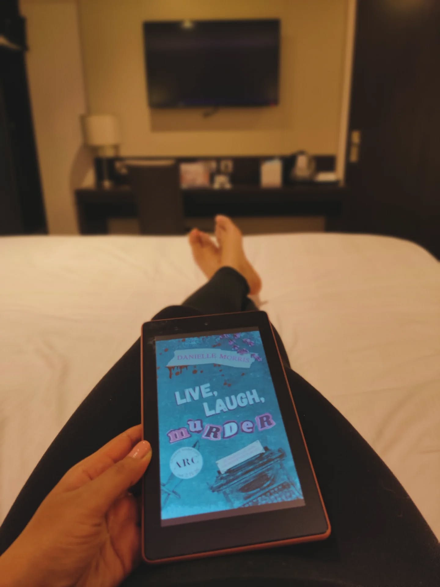 Long drives, office days, hotel nights, and I'm finally starting my first ARC of 2026 by the awesome @daniellemorriswrites 📚
I've been excited about this one since I saw the cover....
Alone time and reading bliss. 🖤🔪