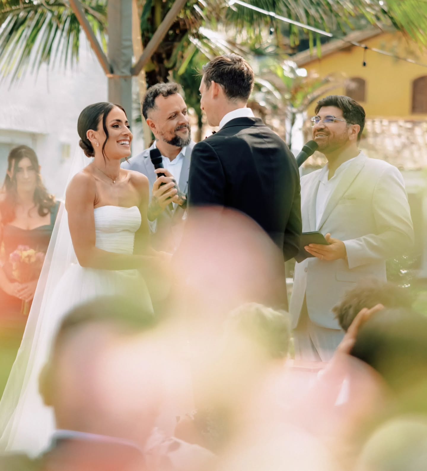 Mais uma dobradinha, e dessa vez, bilíngue!
Tive a alegria de celebrar ao lado do Isac @the_wedding_translator , que conduziu a tradução do português para o inglês com tanta sensibilidade que a emoção seguiu intacta, atravessando cada palavra.
E, pra deixar tudo ainda mais especial, pude estar perto de uma outra grande mestra: @daianesavariscerimonialista . Ver a forma como ela conduz cada momento da celebração, com tanto cuidado, presença e dedicação, é sempre inspirador.
E é claro que não posso deixar de falar dos clics lindíssimos do @alanvieiraph, que transmitem toda a emoção vivida ali naquele momento com os noivos.
Um casamento leve, intenso e exatamente do jeito que tinha que ser!