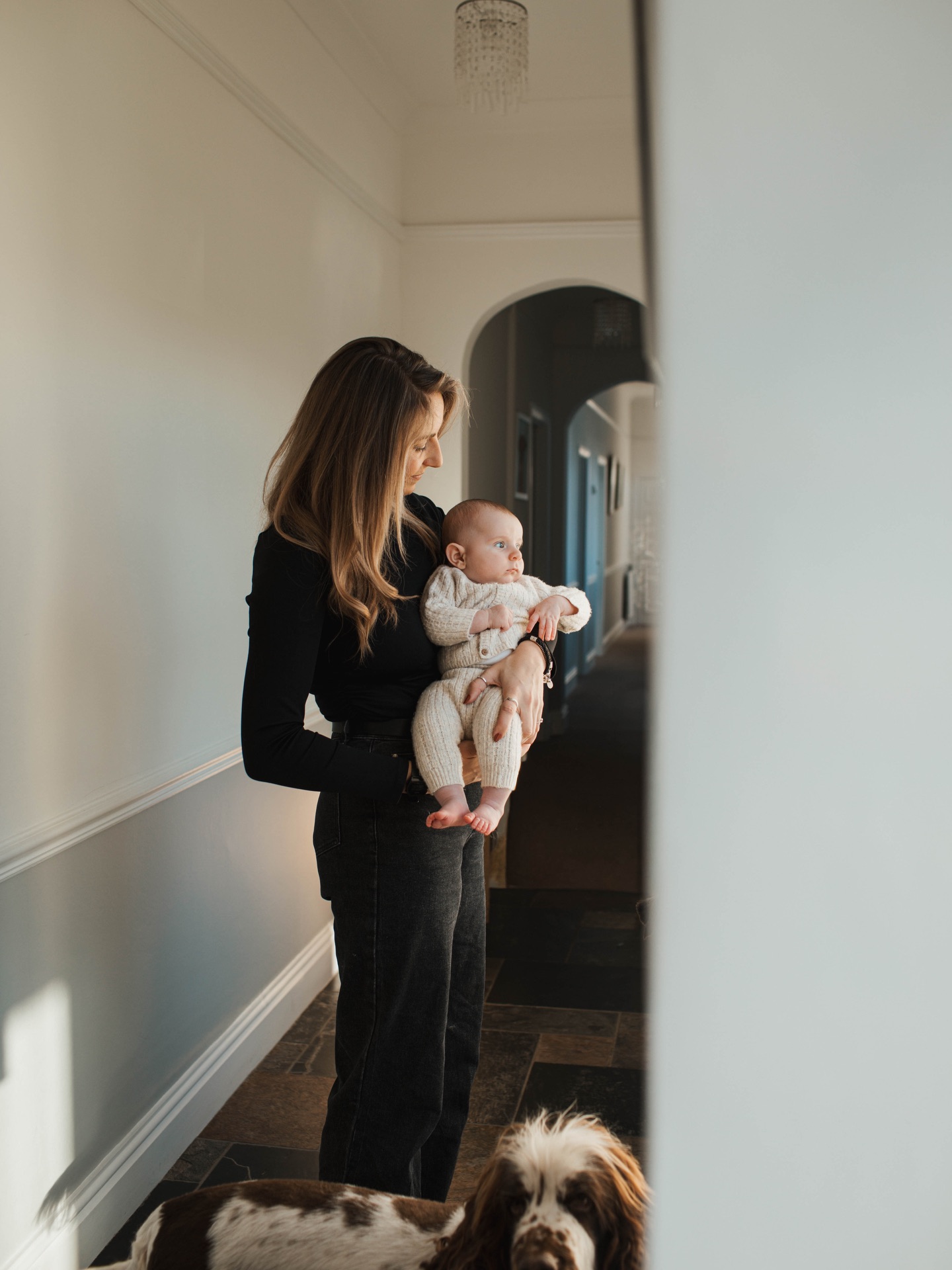 Another at home session (and a gorgeous home at that) with the lovely Kelly & baby Oliver🥹
Here is the proof you needed that it doesn’t matter if you wait slightly for baby photos. Although I recommend having newborn’s due to it passing so quick, there is something SO special about those in between where they are getting so much personality but still have all those tiny baby features. The smiles, the love, the looks they give you…and they still sleep ✨ 😂
Absolutely loved this shoot, and the gorgeous dogs just make the icing on the cake for me. No better shoot than babies and dogs together 😂🥹
Thanks for having me @kellyannawright, cant wait to send you the last few in your gallery 🤍