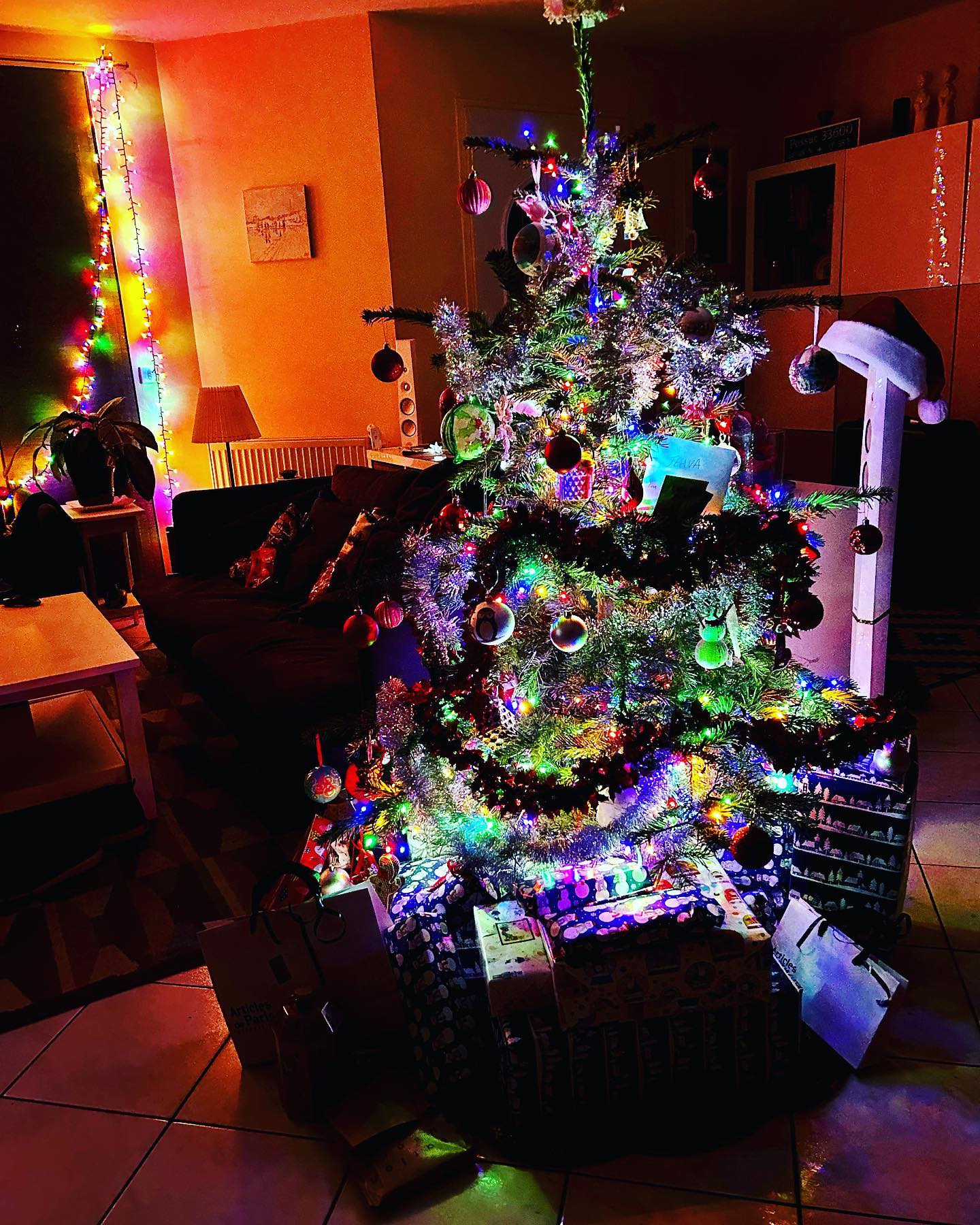 Wishing everyone a Joyeux Noel! May the season be bright & full of joy, family & peace this holiday season. From our home in #bordeaux to yours/ Happy Holidays!! #joyeuxnoel #merrychristmas #peaceonearth