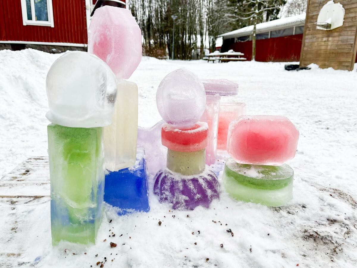 Ihanat talviset kelit ovat mahdollistaneet monipuolisia talvisia touhuja ulkona. ❄️
Viime viikolla tehtiin jäätaidetta, joka innosti lapsia tutkimaan jäätä, värejä ja muotoja sekä työskentelemään yhdessä.
Lisäksi nautittiin raikkaasta talvisäästä, leikittiin lumessa ja liikuttiin monipuolisesti ulkona. ☃️🛷
#montessori #varhaiskasvatus #esikoulu #talvi #tuusulanvarhaiskasvatus