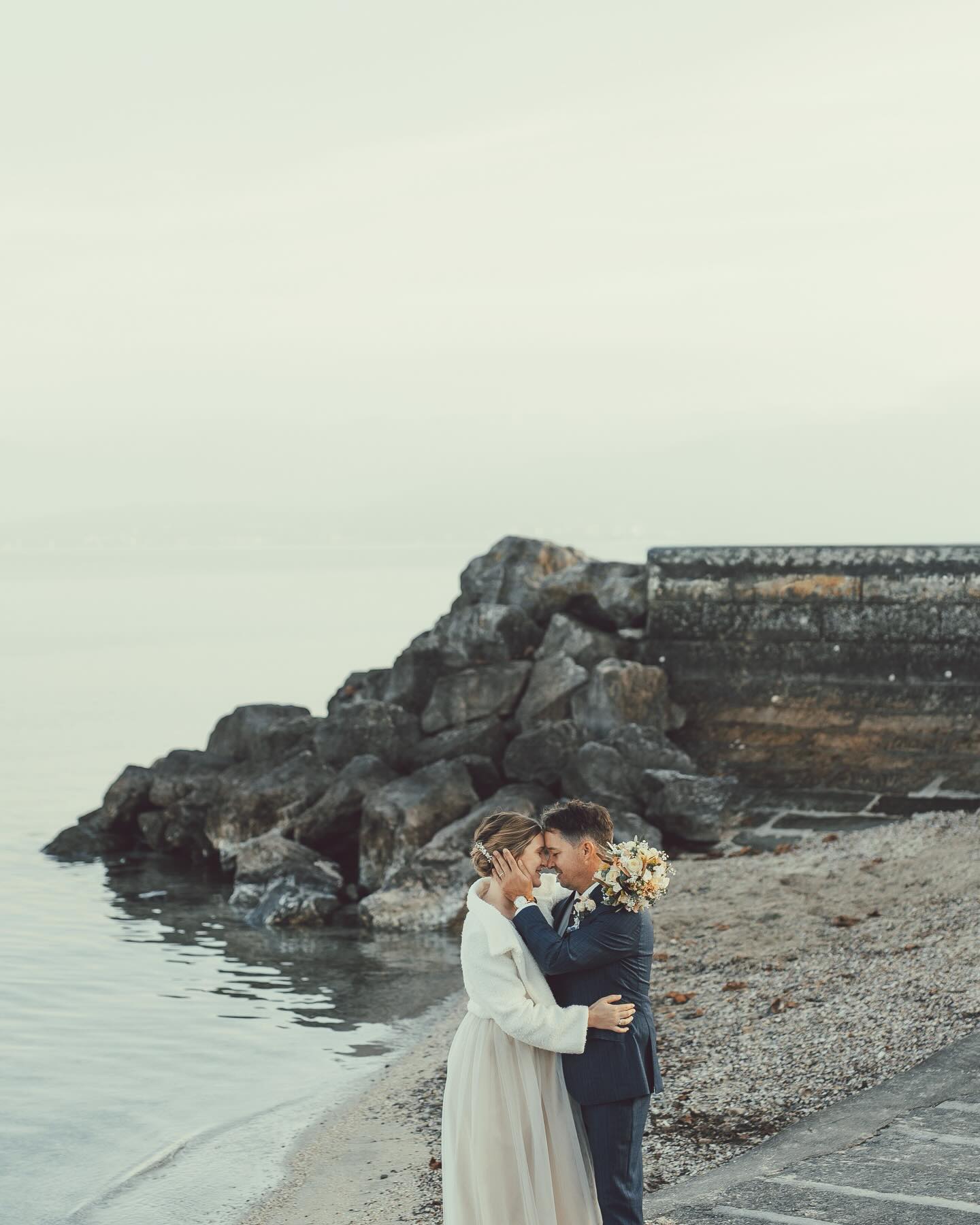 •
Meine lezte Hochzeit 2025😍
•
Wie immer hab ich jedes Jahr so viele Hochzeiten die ich euch zeigen möchte.
Das ganze Jahr 2025 war wieder mega turbulent und gleichzeitig wunderschön!
Nur finde ich in der Hochsaison, die Zeit nicht die Bilder zu posten.
Und in der Winterpause bin ich dann zu faul Content auf den Sozialen Medien zu machen. 🦥🤣
•
Also liebe Brautpaare nicht böse sein, wenn ihr eure Bilder auf meinem Account noch nicht entdeckt habt.
Irgendwann in geraumer Zeit oder auch nicht🤣, werden die Bilder gepostet.
Und wie jedes Jahr nehme ich mir fest vor, euch mehr Einblicke in meine Arbeit zu geben. Und wie jedes Jahr wird das leider nicht der Fall sein, weill ichs einfach schlichtweg vergesse🤣
Trotzdem freu ich mich auf die Saison 2026 und alle Paare die ich begleiten darf♥️
Es wird bestimmt das beste Jahr🤪😉