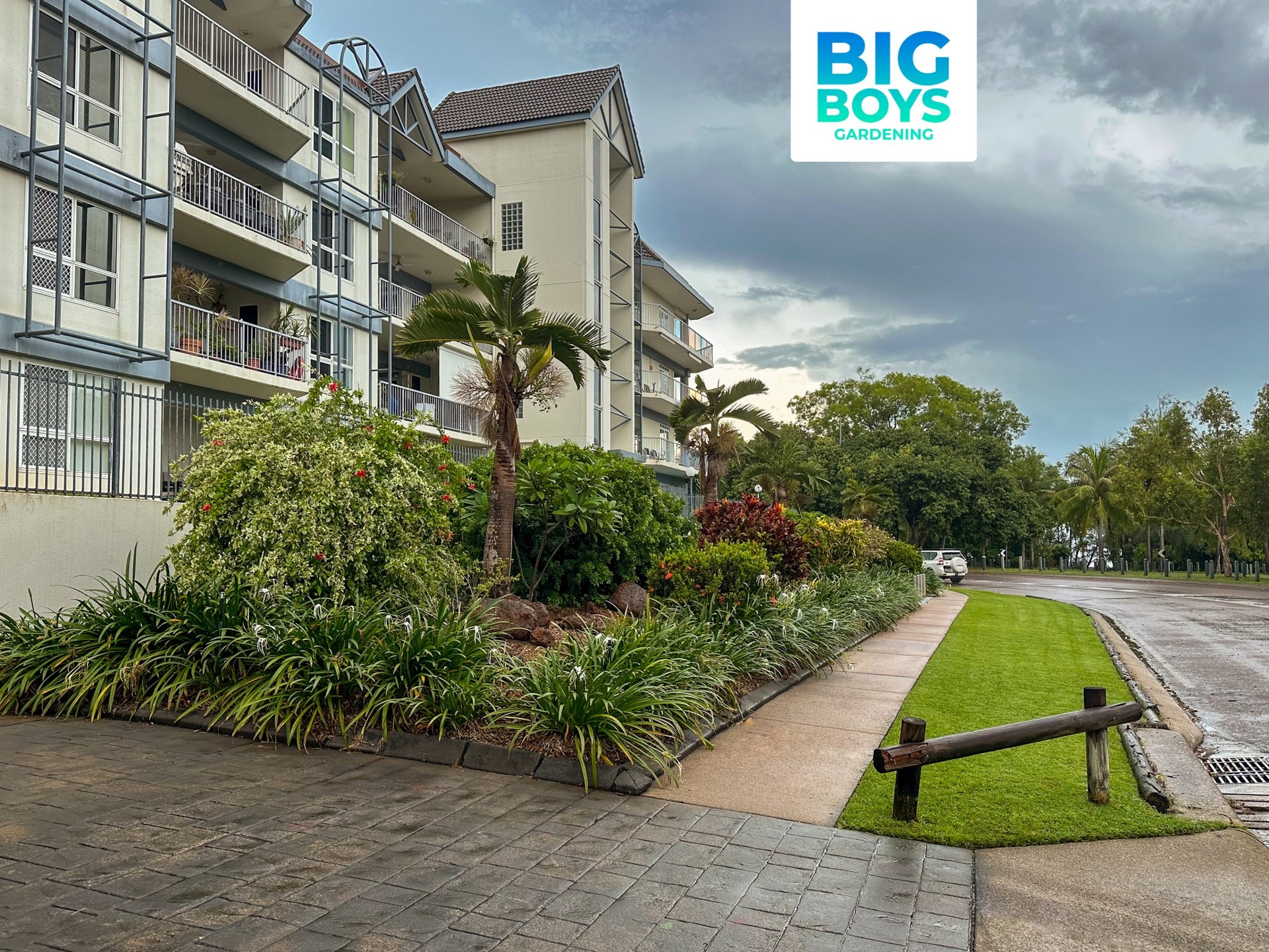 Getting it done between Monsoon bursts #monsoon #gardening #lawns #lawnmowing #darwin #nightcliff #topend
