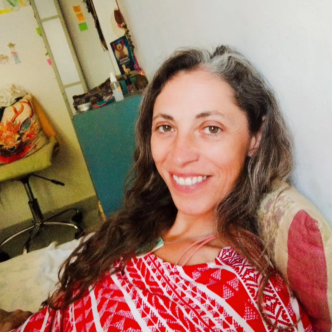 🌞🪶. I am beyond sadness, loneliness, tiredness, hopelessness.
I live in me, a surprised witness of how many lives I lived in a single life.
I am sadness, loneliness, my tiredness. I inhabit and take care of my entire inner territory, every plot and hidden corner. I cultivate and pursue my pleasure and tenderness as a star that guides me. Caring and being cared for.
I am everything and nothing at the same time. And in this dance I weave my sanity.
With each breath I am grateful for surrendering to not having to understand everything.
♾️❤️ Estoy más allá de la tristeza, la soledad, el cansancio, la desesperanza.
Vivo en mí, testiga sorprendida de cuántas vidas viví en una sola vida.
Soy mi tristeza, mi soledad, mi cansancio. Habito y cuido todo mi territorio, cada parcela y rincón escondido.
Cultivo y procuro mi placer y ternura como una estrella que me guía. Cuidar y ser cuidada.
Soy todo y nada al mismo tiempo. Y en esta danza tejo mi cordura, con cada respiración agradezco entregarme a no tener que entenderlo todo.
#beyond