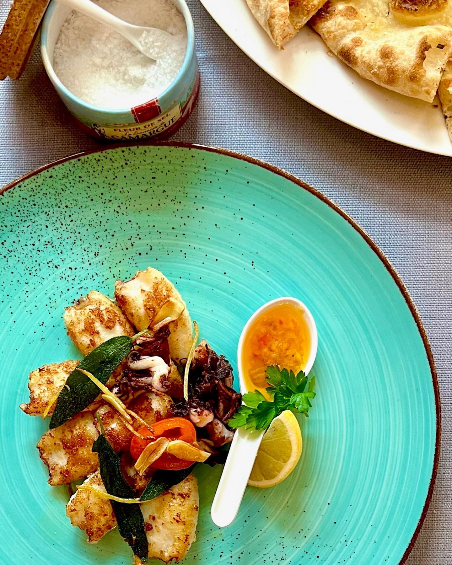 Ciao Amici 👋🏻, für Flair wie am Meer muss es nicht die weite Reise sein. 🌊 Kommt vorbei und genießt ein paar Stunden mit gutem Essen bei uns in little Italia 🇮🇹 #tuttipazziderlacucina #münchen #pizzapastaandmore #lacucina #italianfoodmunich