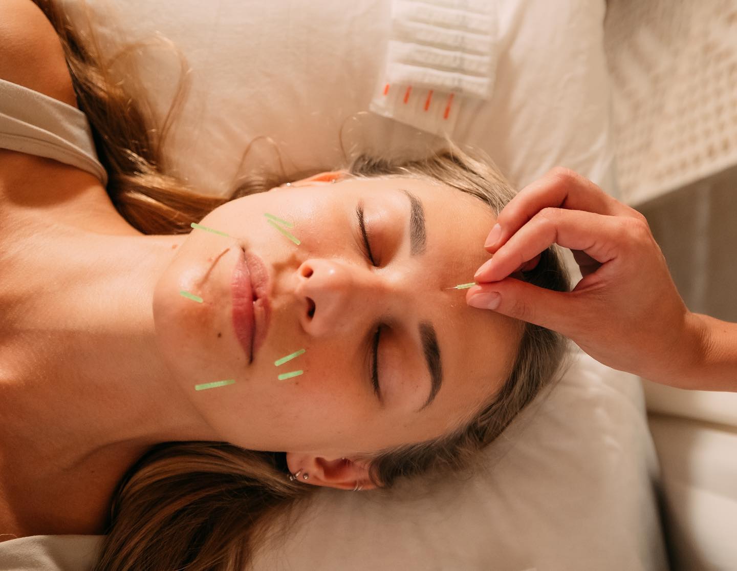 We can understand the emotional state of another by looking at their facial expression. A tense jaw, a furrowed brow, whether the eyes look bright or dull.
Why? Because the mind and body are connected, forming the Jing- Qi -Shen complex. Because the mind and body are connected, an acupuncturist can affect the mind using the body, and affect the body using the mind (really just one entity).
Our emotions/Spirit (Shen) leave impressions on the face- and this is where cosmetic acupuncture comes in; calming the Shen and promoting the flow of Qi and blood.
What this means for you as the patient is 🔅a brighter complexion
👁the eyes looking more awake (because the spirit is lifted)
💆♀️released tension in the muscles
👶🏻 reduction in fine lines and wrinkles
✨ beauty from within
#acupuncture #cosmeticacupuncture #mindbodymedicine #healthonpurpose #דיקור #דיקורקוסמטי #בריאות #בריאותבכוונה #דיקורסיני