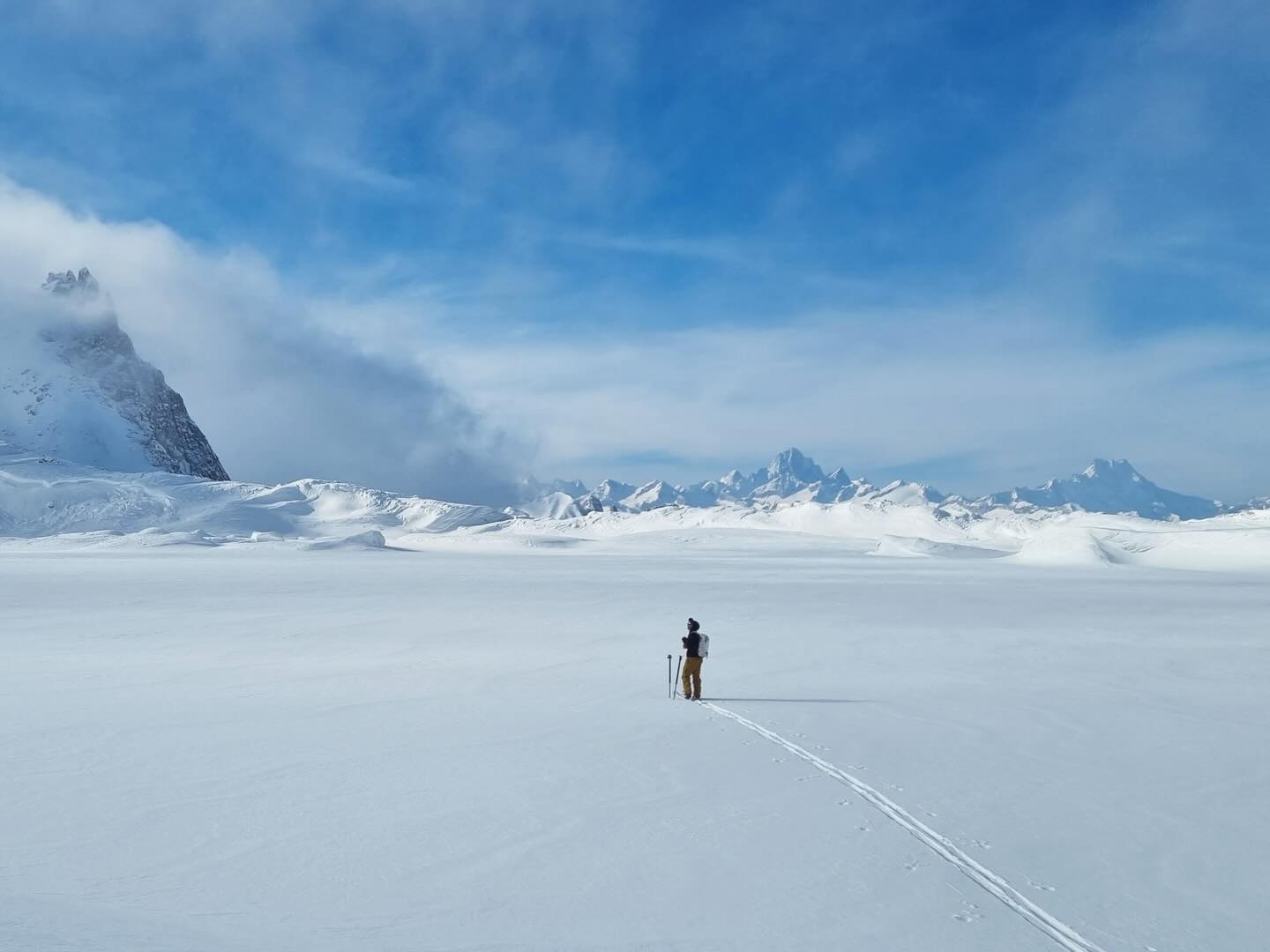 Umgeben von Pässen und dennoch hervorragend angebunden, finden wir je nach Wetterlage den besten Schnee nicht nur hier, sondern in allen Himmelsrichtungen jenseits der Pässe – etwa im Tessin.
Die Tour von All’Acqua auf den Poncione di Manió ist ein Juwel. Der Aufstieg beginnt im lichten Lärchenwald und führt über offene Hänge unter spitzen Granitfelsen hinauf zum Gehrenpass.
Dort öffnet sich ein weites Plateau: Ein kleiner Gletscher mündet in einen See. Am Horizont stehen die 4000er der Berner Alpen – Finsteraarhorn und Schreckhorn.
Das ist es, was wir machen: exploring mountains.
Willst du diese oder eine andere Tour selbst erleben?
Dann folge uns und komm mit.
🇬🇧 English
Surrounded by mountain passes yet easily accessible, we find the best snow depending on the conditions – not only here, but in all directions beyond the passes, including places like Ticino.
The tour from All’Acqua to Poncione di Manió is a true gem. It begins in open larch forest and climbs across wide slopes beneath sharp granite towers, leading up to the Gehren Pass.
There, the landscape opens onto a broad plateau where a small glacier flows into a lake. On the horizon rise the 4,000-metre peaks of the Bernese Alps – Finsteraarhorn and Schreckhorn.
That’s what we do: exploring mountains.
Want to experience this or another tour yourself?
Follow us and come along.
⸻
@andermatt.official @andermatt_sedrun_disentis @blizzard_tecnica @imholzsportandermatt @vailmtn @folkrm.mtn
#andermattguides #weloveskiing #freerideandermatt #skitouring