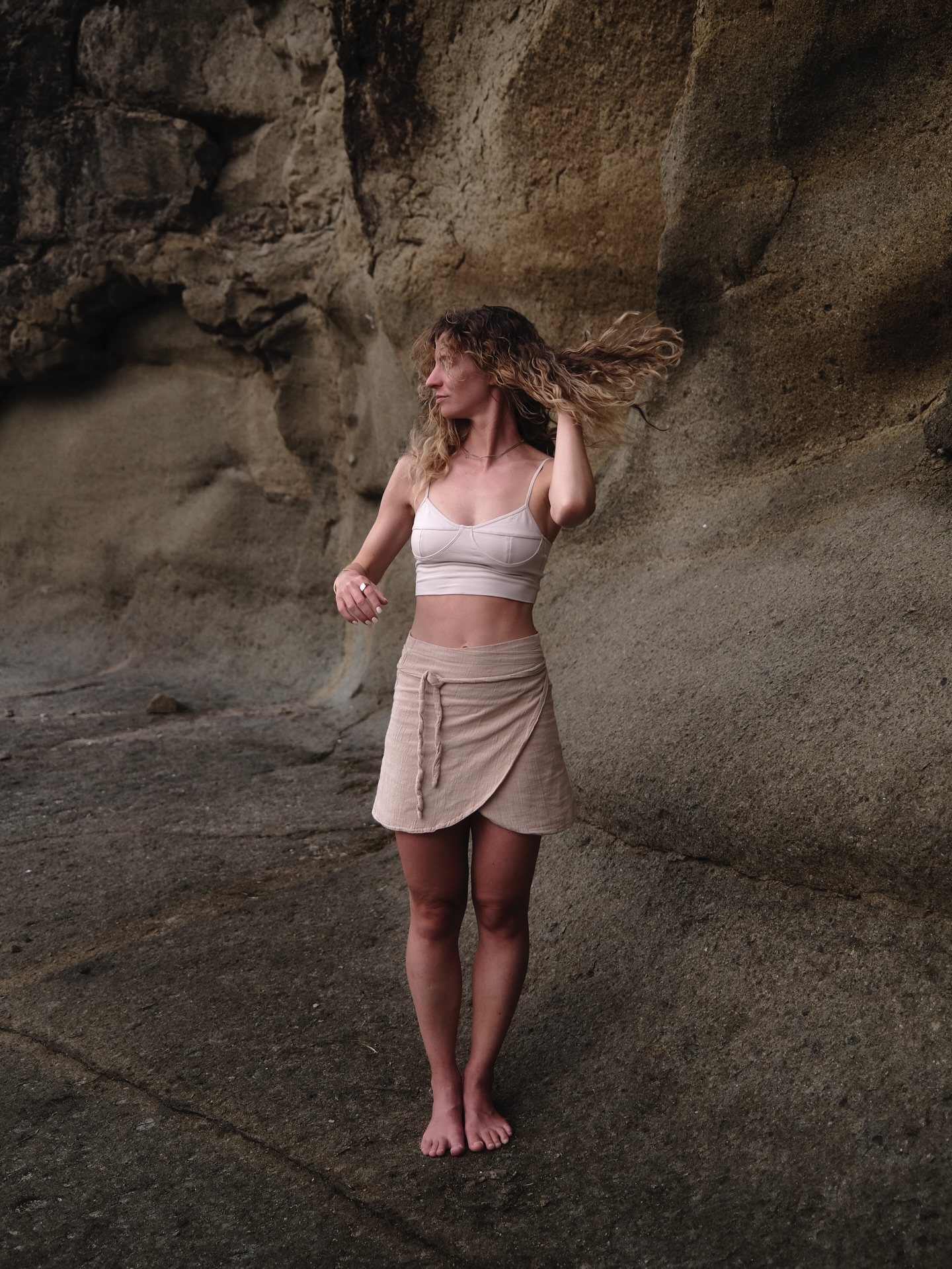 Mama Bali, this one’s different.
Seit 2018 komme ich immer wieder auf diese Insel –
um mir selbst zu begegnen.
Mich leer zu machen.
Schülerin zu sein.
Nicht zu leisten. Sondern zu lauschen.
Und dann ist da dieses Jahr:
Zum ersten Mal seit vielen Jahren kein Wiedersehen mit diesem Ort.
Ein bisschen Wehmut.
Aber auch: ein tiefes, warmes „Yes“.
Denn 2026 wird mein Jahr des Weitergebens.
All das, was ich über die Jahre als Schülerin empfangen durfte – und was sich in mir transformiert hat, findet jetzt seinen Weg in meine Arbeit.
In der 200h ONA FLOW Ausbildung.
In meine Retreats.
In meinen Somatic Yin Trainings.
Heute sitze ich auf meinem Balkon in der Sonne,
mit einem weinenden & lachenden Auge – aber auch mit dieser tiefen Dankbarkeit: für alles, was ich jetzt teilen darf.
✨ Let’s melt wisdom and embodiment.
🌴 In honour of all the teachers who shaped me – and the ones to come.
.
.
#balimagic #onaflow #somaticevolution #yogateacherjourney