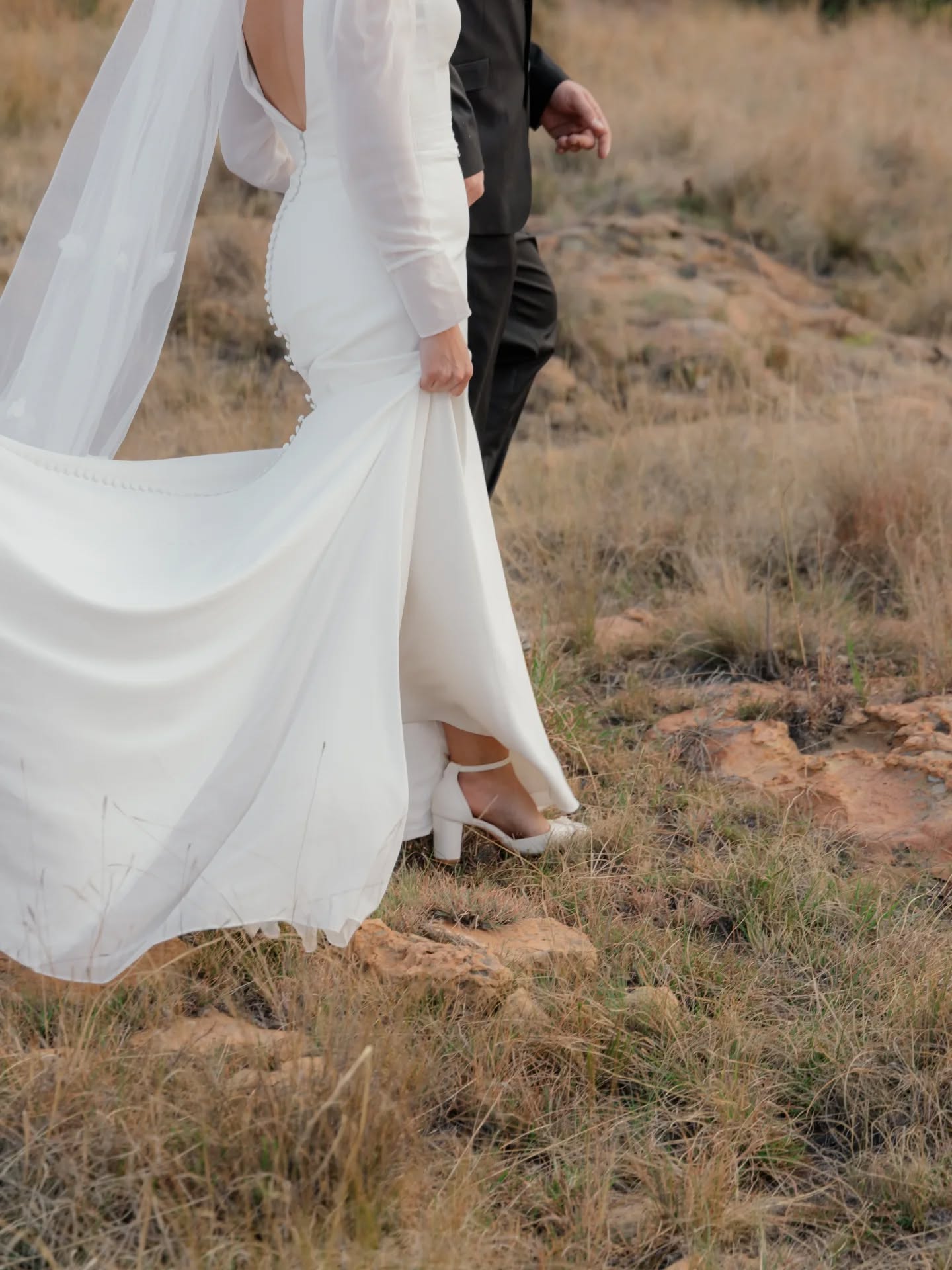 Surien & Christiaan
Captured between the hills in Fouriesburg...
@bridalemporiumbloem
@sinceritybridal
@rubywoomakeup
@all_in_one_party_hire
@elegantdraping2009
@montagnabella