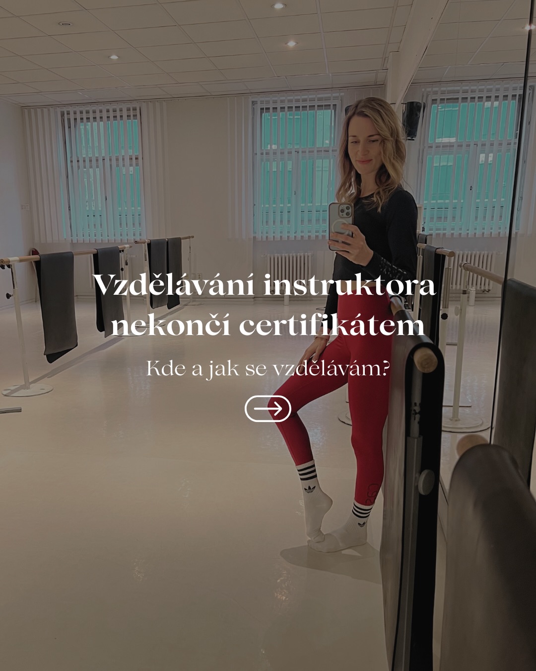 Pohyb pro mě není jen o cvičení. Je o vnímání vlastního těla, o souvislostech, o tom, jak se hýbeme — a proč. O neustálém učení, zkoumání a skládání malých střípků, které se postupně promítají do mých lekcí. 👇
Kurzy & školení
Od prvních kurzů slow toningu až po mat pilates, barre, osobního trenéra nebo goatu. Něco je oficiální certifikát, něco menší specializace (chodidla, bosu, tejpování…), něco zkušenost z praxe. Všechno dohromady dává smysl a hlavně se promítá do lekcí.
Podcasty & hudba
Ráda poslouchám chytré lidi a silné příběhy. Podcasty jako Neurazitelný nebo Brain We Are, rozhovory Lucie Výborné… (Daniel Stach? Ach!:) …témata vztahů, zdraví, pohybu i společnosti… Hudba mě inspiruje a zároveň určuje rytmus a náladu celé lekce.
Knihy
Nečtu kvanta motivačních knih. Spíš ty, které ve mně něco zanechají. Silné příběhy jako 1984 nebo Deník Anny Frankové. Z odborných mě hodně ovlivnil Labyrint pohybu od Pavla Koláře. Pomáhají mi propojit teorii s praxí a vidět pohyb v širších souvislostech.
Inspirativní lektoři
Miluju sledovat práci lidí, kteří nad věcmi přemýšlí, a zároveň mají pohyb „v těle“. @liabartha, @dominikacerna_activelife nebo @vondrsarka. Sleduju i taneční videa — technika, plynulost, práce s tělem. Tahle inspirace mi ukazuje nové možnosti a motivuje mě k vlastnímu rozvoji.
Studium & přesahy
Vystudovala jsem pedagogickou fakultu (angličtina & společenské vědy). Nedalo mi to návod na dokonalý pohyb, ale způsob přemýšlení. Naučilo mě pracovat s lidmi, dívat se na věci v širších souvislostech a respektovat, že každý přichází s jiným příběhem, možnostmi i limity. A proto teď doplňuji vzdělávání hloubkovou anatomií, abych lépe porozuměla tělu a propojení pohybu.
Inspirace ale často přichází i mimo podložku — lezení, běžky, jiný druh pohybu. Protože dobrý lektor se učí pořád, z různých zdrojů, a všechno dohromady tvoří smysluplnou lekci pro každého. 🧘♀️🤸♀️✨