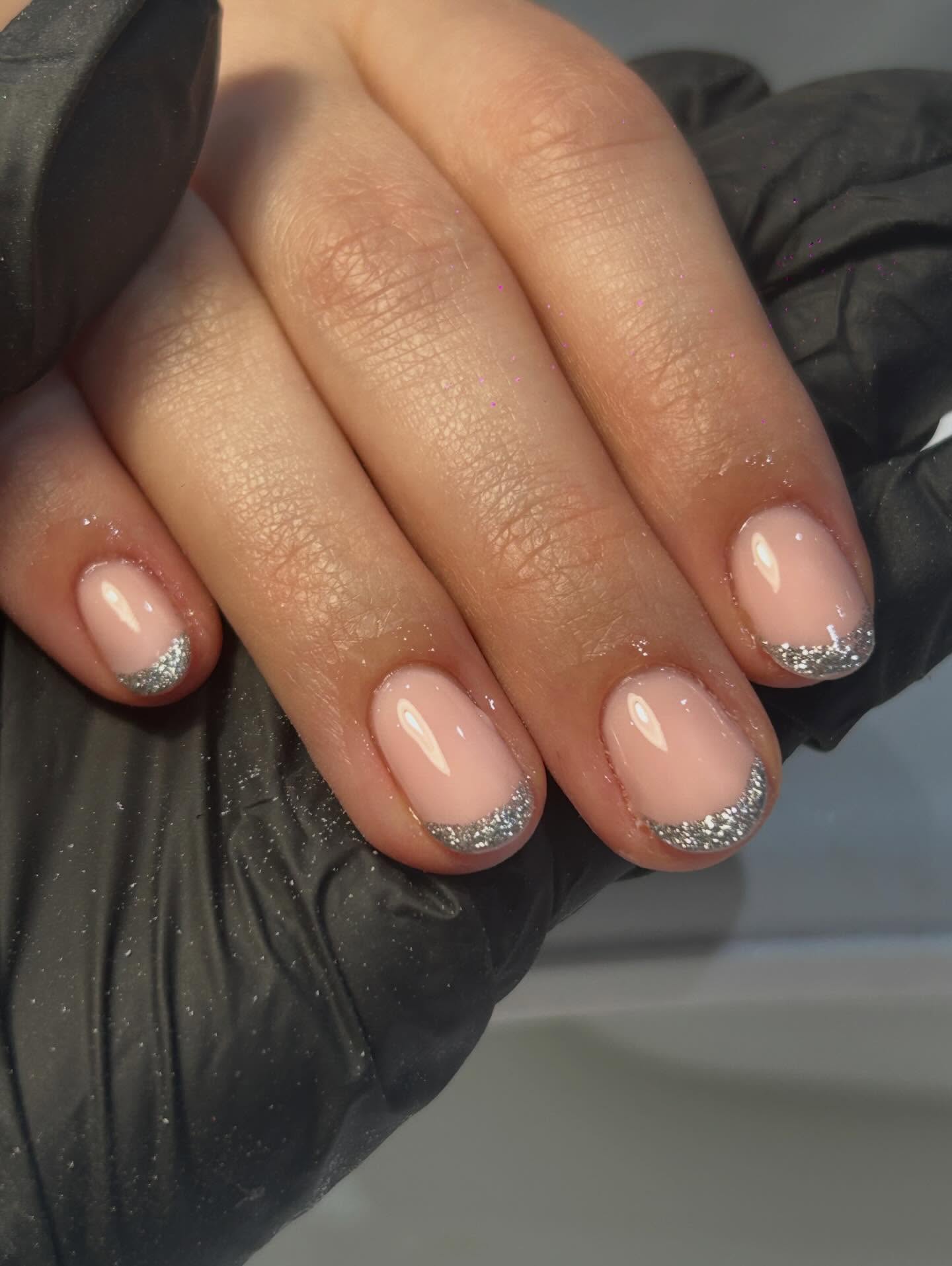 ✨🪩
#glitterfrench #jadedbeautystamford #biab #buildergel #frenchtip