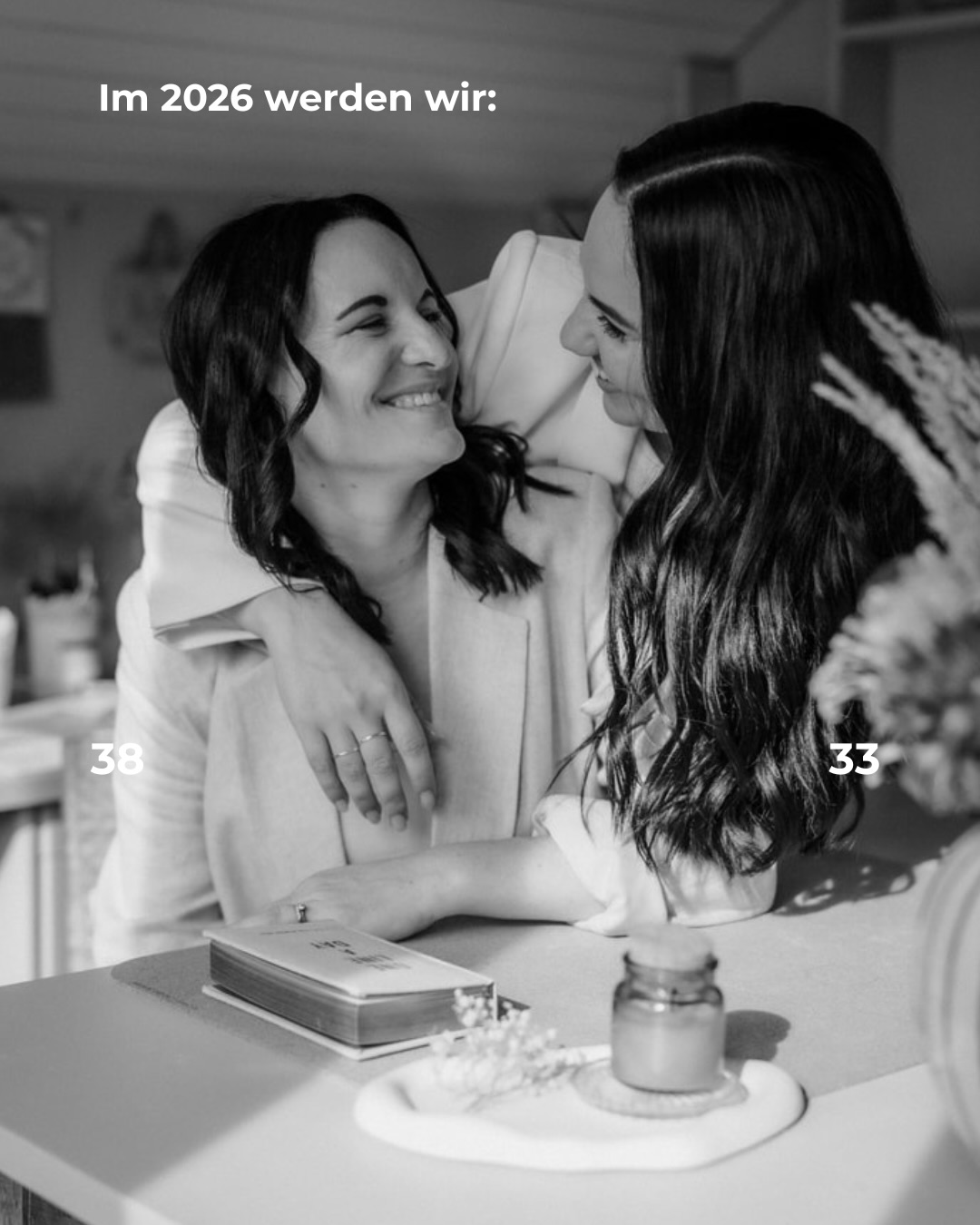 2024 haben wir den Mut gefasst und La-Via Atelier gegründet. Eine Entscheidung, die Zeit gebraucht hat – denn unsere kreativen Köpfe ticken eben in ihrem eigenen Tempo. Aber: Alles kommt genau dann, wenn es kommen soll. 🪄🙏🏼🤎
Was viele nicht wissen: Unsere Geschichte beginnt schon viel früher. Seit 2008 sind wir Schwägerinnen, Freundinnen – und seit letztem Jahr gehen wir auch diesen Herzensweg gemeinsam als Geschäftspartnerinnen.
Wir sind unendlich dankbar für all das, was wir bereits teilen durften, und voller Vorfreude auf alles, was noch vor uns liegt ✨
@atelier_miah: Danke von Herzen für die wundervolle Caption-Idee. 🥰
#laviaatelier #dankbar