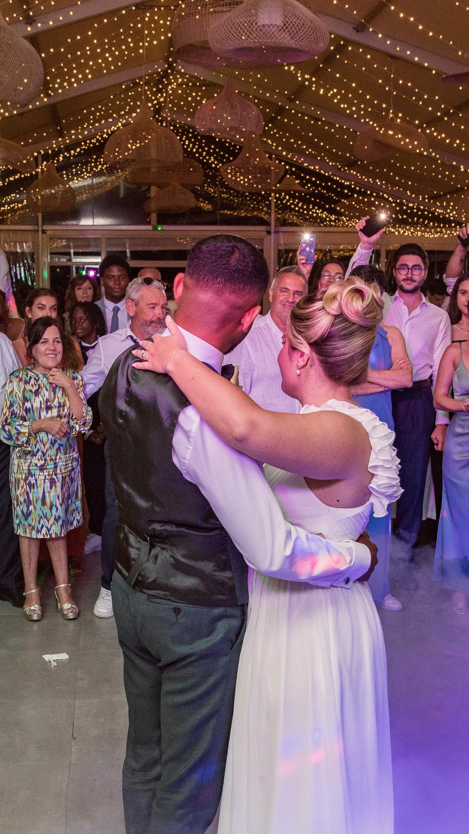 Vivre ce frisson à ton mariage 💜
L’ ouverture de bal,
ce n’est pas une animation de plus.
C’est le cadeau que Mélissa & Pablo se sont fait à eux-même ✨
Un moment à vivre à deux & qui fait vibrer tes proches.
Et qui devient un souvenir pour tous.
Ce genre d’instant que l’on ne regarde pas seulement…mais que l’on ressent !!
Et dont les invités parlent encore longtemps après.
Parce qu’une ouverture de bal,
ce n’est pas « se montrer ».
C’est offrir un souvenir collectif. 💜
Mariés : Mélissa & Pablo
💍 30 mai 2025 💍
Ouverture de bal : @synbaldanse
Domaine : @domainedesmoures
Vidéaste : @rougefilms_video
Photographe @shootingstyleevents
Robe : @maison_limpertinente
DJ : @dj.mimipuccino
Saxo : @saxophonist_sebsax
Décoration : @linstant_present_weddings
Livre d’or audio : @love_iscalling
#ouverturedebal
#mariagemontpellier
#mariageinspiration
#mariage2026
#weddingdance