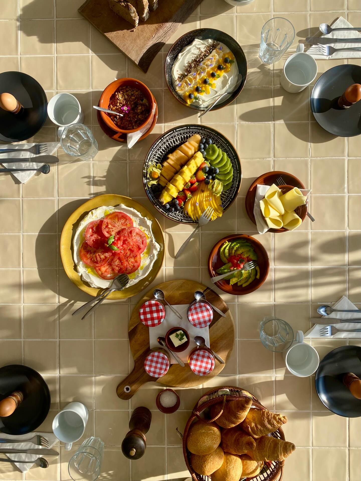 Breakfast | one of the most important meals of the day ♥️
Oh well, that’s what they used to say ;)
But we love breakfast, especially when we can make it colorful and tasty!
Buffet style (photo 2) and brunch (photo 1) during our retreats and breakfast-at-your-doorstep (photo 3) during summer holidays.
Breakfast during your holidays is easily added to your booking, but you can also just decide on the spot if you want to add it for the next day. Easy does it!
What’s your favorite breakfast?
.
#breakfastlovers #devezabreakfast #glampingportugal