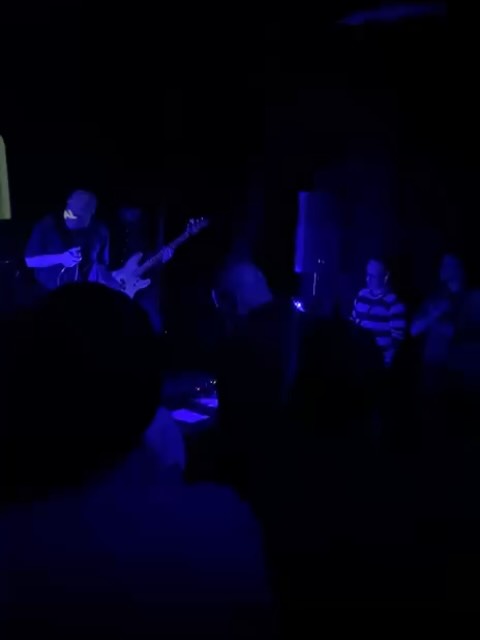 “A neblina vergou a cidade ao chão, lá acontece tanta habitação, estendida e de papelão…”
É a cantarolar este verso que partimos esta sexta-feira, dia 23 de janeiro, para Guimarães, para o nosso primeiro concerto na Cidade Berço e simultaneamente primeiro do Ano.
A este 2x1 juntam-se os @pindoramapopi , com quem partilharemos o palco na noite de sexta-feira, no @caaa_guimaraes !
Haverá Rap, Rock, Spoken Word, Norte, Centro e Sul…
Sem Preconceito
Até sexta!
✊