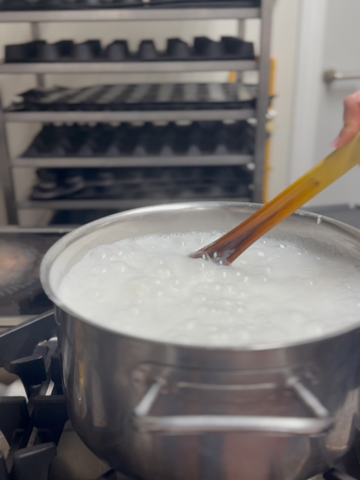 Ιάνουαριος ~ Janvier comme ça:
1. Rizogalo dans la marmite 🍚
2. Greek&Croq en testing dans nos boutiques, a.k.a ce petit truc qui va révolutionner vos trajets en train et vos apéros sur les quais de Seine 🫒
3. Les gigantès de notre yaya 👵🏼
4. L’épaule d’agneau, patatès lémonatès de Giorgo🥔
5. Petit retour TV sur le tarama des fêtes avec l’équipe de Bretagne sur @france3paris 📺
6. Notre classique, notre unique, Tyropita à la féta AOP, herbes fraîches, petits raisins de Corinthe, pate filo croustillante📐