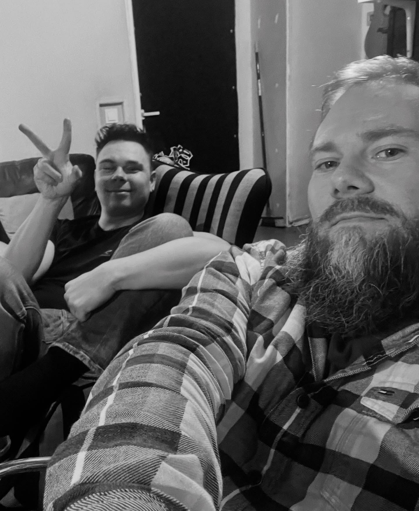 Päätettiin Matiaksen kanssa tehdä albumillinen pop musiikkia. Ensimmäinen sinkku on muuten aika hemmetin kaunis sillä jos mulla menee kananlihalle niin se sitten kaunista 😃🎼
#recording #recordingstudiolife #äänitysstudio #musiikkituottajat #tuottaja
