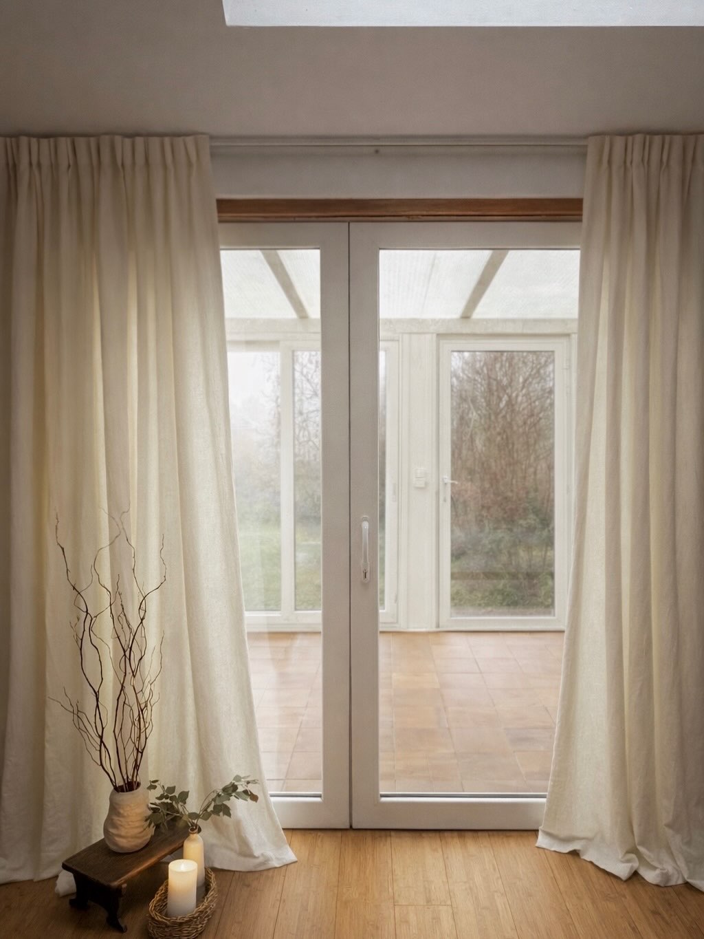 Le besoin de ma cliente était simple et très précis.
Couper le froid venant de la véranda…
sans perdre la luminosité de cette pièce baignée de lumière.
Le lin s’est imposé naturellement.
Rideaux doublés pour créer une sensation de protection mais fluides pour laisser passer la lumière.
Ici, les rideaux ne ferment pas l’espace.
Ils l’adoucissent.
Ils rééquilibrent et créent un lien avec l’extérieur.
Ils rendent la pièce plus confortable sans perte de lumière .
C’est exactement pour cela que j’aime le sur-mesure :
répondre à un besoin concret, tout en préservant l’essentiel, votre essentiel 🌿.
#rideauxenlin #linlavé #surmesure #décoauthentique #rideauxsurmesure