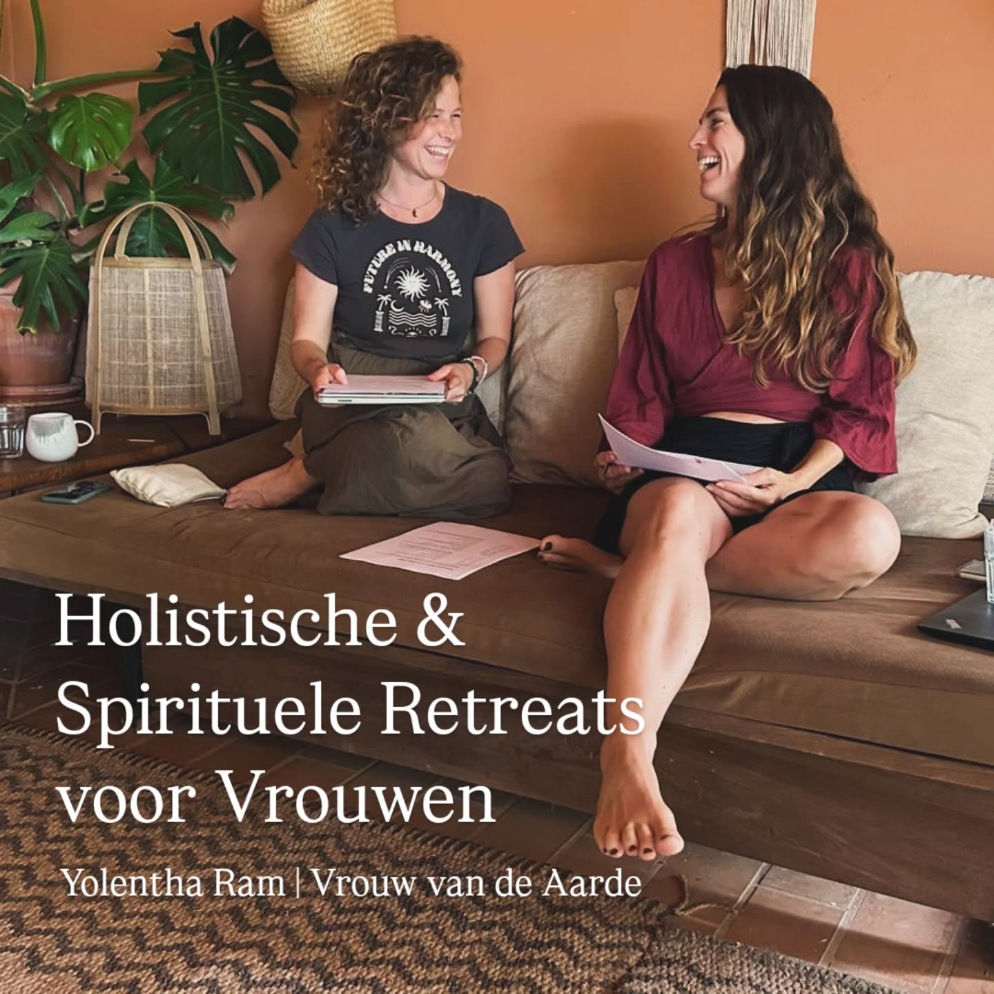 🌹 Vrouw van de Aarde - Retreats voor vrouwen 🌹
"Wanneer vrouwen samenkomen, brengen we energie in beweging. Samen helen we met de Aarde."
We faciliteren onze retreats met een reden en missie. Niet om er rijk van te worden, als dat het doel zou zijn kunnen we beter iets anders gaan doen.
Nee...
Vrouwen samen brengen, zoals we dat vroeger deden, in cirkels en ceremonies, dat zorgt voor een ripple effect. Er wordt een helend veld geopend, zelfs al voordat we zijn begonnen en samen stappen we in een cirkel van herinnering.
Herinnering aan wie we in de kern zijn.
Wanneer vrouwen samen komen, in een veilig veld, leren ze dat ze elkaar mogen dragen. Dat ze niet alleen zijn in hun pijn en ongemak. We durven weer meer te leunen, op een ander.
Thema's als de Vrouwenwond (moederwond, heksenwond, zusterwond) worden aangekeken en krijgen ruimte om geheeld te worden.
Verbinding met het lichaam en de baarmoeder wordt herstelt.
Vertrouwen op de innerlijke stem en wijsheid groeit.
Blokkades rondom de keel en in de baarmoeder worden bevrijdt.
De vrouwenlijn ontvangt heling.
Relatie met het masculine, zowel intern als extern wordt verzacht.
De innerlijke heks mag er weer zijn. De heler. De ziener. De priestess. De Vrouw van de Aarde.
Vrouwen leren weer te verbinden met hun heldervoelende vermogens en natuurlijke cycli.
Onze retreats zijn er voor alle vrouwen. Jong en ouder. Voor alle culturen en "kleuren". Ervaren en onervaren.
Holistische omdat we aandacht geven aan alle lagen.
Spiritueel & Aards brengen we samen.
We bereiden de retreats maanden zorgvuldig voor, om iets magisch en professioneel neer te zetten.
Jij bent ook welkom 🤍
• 6 - 10 Mei Embrace your Inner Witch @avaniretreat in NL.
• 29 sept - 4 okt Vrouw van de Aarde Retreat Portugal @rosemountainretreatportugal
Stuur gerust een p.b. bij vragen of check de link in bio.
Liefs Yolentha
Vrouw van de Aarde