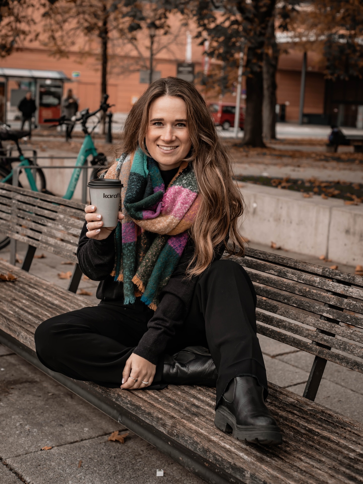 Weißt du, was ich in letzter Zeit oft höre?„Joa, eigentlich ist eh alles okay... aber irgendwas fehlt mir.“ 😶 Und das, obwohl vielleicht gerade alles da ist, was du dir gewünscht hast.
Ich glaub nicht, dass das daran liegt, dass mit DIR etwas nicht stimmt. Dass du undankbar bist oder einfach nie zufrieden sein kannst, mit dem was grad ist. 🙅🏼♀️ Ich glaub viele von uns sind einfach in Lebenssituationen geraten, die zu eng sind, wo sie das eigene Potenzial nicht ausschöpfen können. Zu wenig Selbstbestimmung, zu wenig Zeit für das eigentlich Wichtige: das richtige Leben. ✨
Die Gesellschaft sagt uns, was wir zu tun haben. Ja, das macht man halt so. Der Job, den deine Eltern schon gemacht haben, Haus bauen, Uni Abschlüsse - die Liste ist lang 😅 Und wir machen’s nicht, weil wir das bewusst gewählt haben, sondern weil man das halt immer schon so gemacht hat.
Aber ich glaube:
Wenn ein Traum in dir lebt, dann ist das kein Zufall.
Dann bist du dafür gemacht, ihn zu leben. Oft fehlt uns nicht der Mut. Sondern die Freiheit, das zu tun, was uns wirklich Spaß macht. Ein Fundament, das uns den Rücken stärkt, während wir für unsere Träume und uns selbst losgehen 🪐
Vor fast 3 Jahren habe ich dieses Fundament gefunden. Ein Business, das nebenbei funktioniert.
Ortsunabhängig. Flexibel. Echt. Und ich wurde Markenbotschafterin der österreichischen Naturkosmetikfirma Ringana. 🌱 Eine Entscheidung, die wirklich was verändert hat. 🥹 Eine monatliche Provision, mit der ich mir Ausbildungen, Urlaube & meine Träume Stück für Stück erfülle ✨🔮
Dieses Jahr will ich die Möglichkeit nicht mehr nur für mich selbst behalten. Ich möchte andere darin coachen, sich genau das zu schaffen, was ich mir gerade aufbau 🥰
Und wichtig: Ich suche niemanden, der:die ihr Leben komplett auf den Kopf stellen und alles andere aufgeben muss☝🏼Sondern Menschen, die anfangen wollen, sich selbst mehr zu erlauben. Groß zu träumen und danach zu leben 🥰 Weil sind wir uns mal ehrlich: eigentlich ist in diesem Leben wirklich alles möglich!
Vielleicht darf dein Leben größer werden, als es gerade ist? 🤍 was meinst du?
📸 Foto von @n.muser_photography