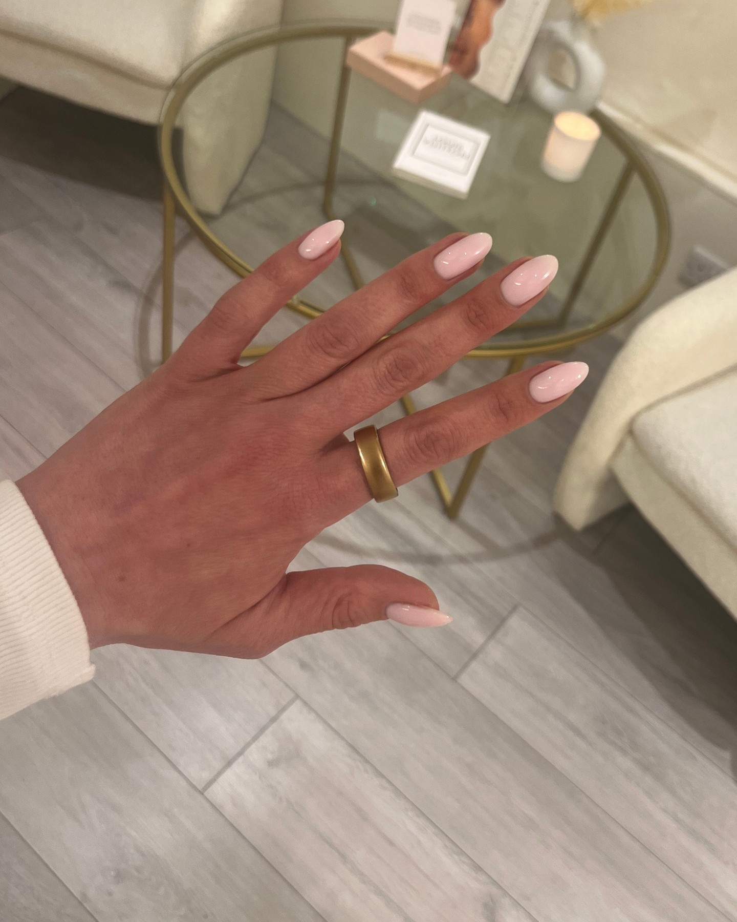 ✨ Stripping back and starting fresh this January.
Fresh BIAB nails and a self-care moment of calm.
#TheGlowBar #GlowBarLDN #JanuaryReset #BIABNails #SelfCareRitual