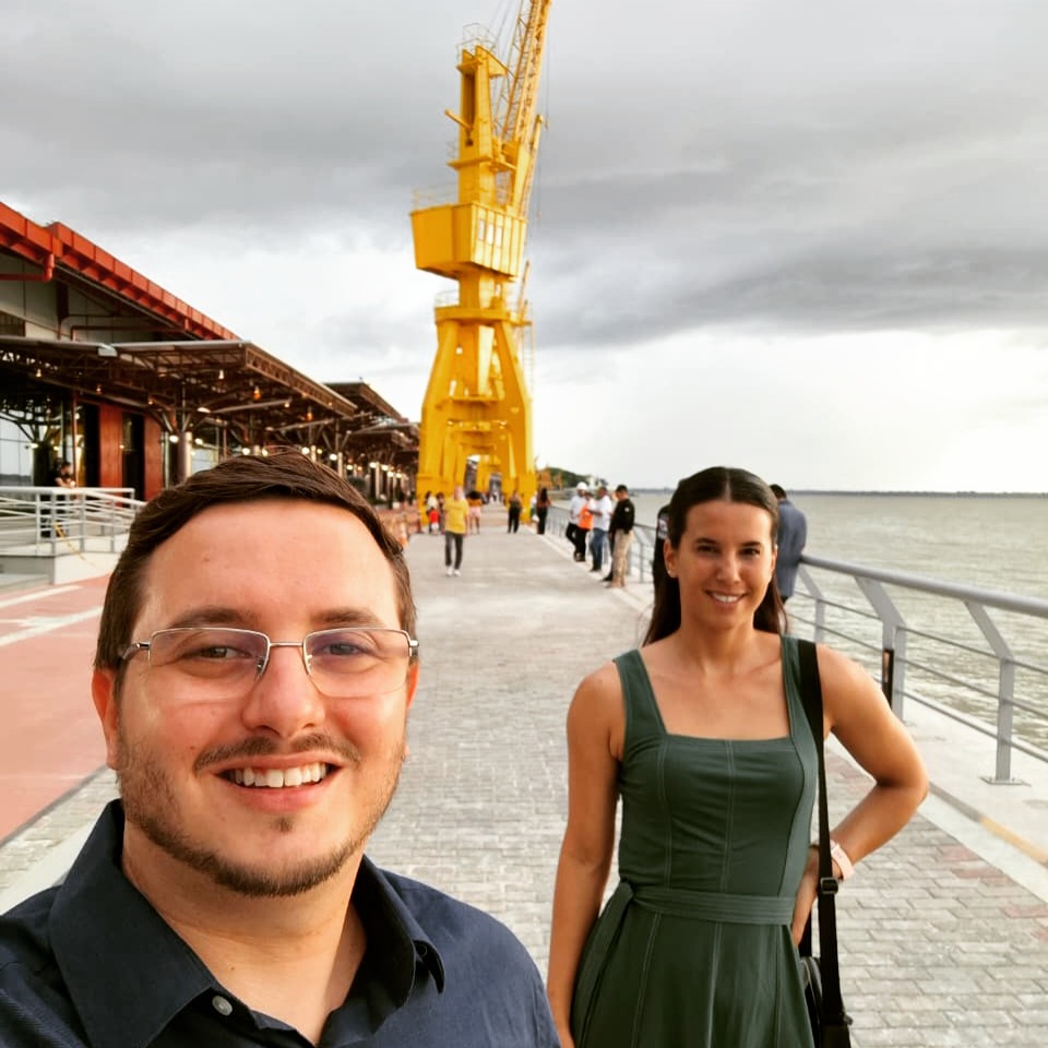 Depois de anos atuando em projetos por toda a Amazônia, a Emboé inicia uma nova fase. Instalamos oficialmente nossa nova base em Belém, fortalecendo ainda mais nossa presença na região e nosso compromisso com a transformação socioambiental.
Foram muitos caminhos trilhados até aqui. Projetos realizados com governos, organizações da sociedade civil, redes comunitárias e instituições parceiras, sempre com escuta, método e propósito.
Agora, com os pés firmes em Belém, seguimos animados e prontos para essa nova etapa. É uma honra e um grande orgulho fazer parte da construção de soluções junto aos territórios amazônicos.
2026 começou com grandes esperanças. E a certeza de que estamos exatamente onde deveríamos estar. Vamos juntos!
#somosemboé #amazônia #novabase #belémdopará #gestão #projetos