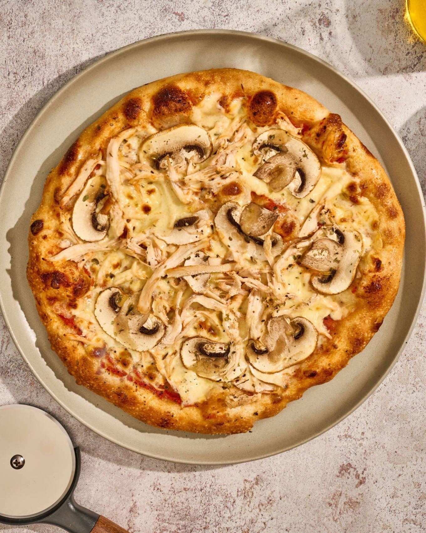 🐓 🍄 El secreto no solo esta en la masa sino también en la salsa. Salsa Bitta Trufada. Una pizza épica.
#bittapizza #tuslicetusalsa #pizzalovers🍕