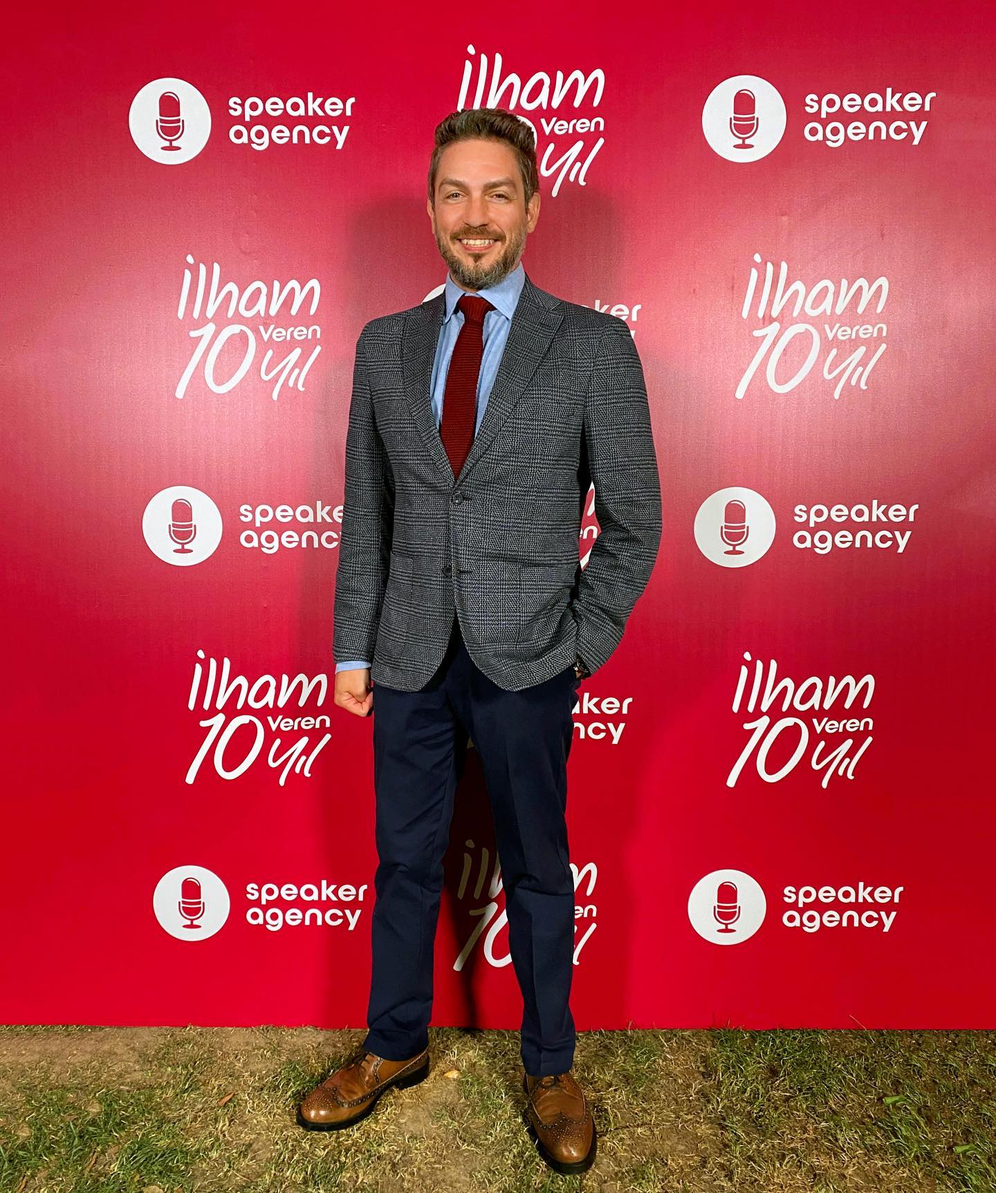 Speaker Agency’nin 10. yılını kutlarken, Sosyal fayda ekseninde eğitim, teknoloji ile gelen değişim ve dijital dönüşümü anlatmaya devam…
Değişimin bu kadar hızlı, geleceğin bu denli belirsiz olduğu bir dünyada ortak bir vizyon için paylaşım ortamları oluşturabilmek, farklılıkları bir araya getirerek geçmişin deneyimi ve öğretileri ile geleceğe ve büyük resme küçük de olsa bir ışık tutabilmek; araştırmak, düşünmek ve keşfettiğimizi çevremize aktarmak, paylaşarak hep beraber öğrenmek; bilginin beceriye, becerinin ise deneyime dönüştürülmesinin ve hayat boyu öğrenmenin önemine vurgu yaparken belki de birilerine ilham verebilmek, geleceğe daha umutlu bakabilmek demek değil mi?
#eğitim #dijitaldönüşüm #sosyalfayda #siviltoplum #gelecek #değişim #khanacademy #khanacademytürkçe #khanacademyturkce #alpköksal #alpkoksal #konuşma #konuşmacı #konferans #keynote #speaker #speakeragency #education #digitaltransformation #elearning #edtech #edtechnology #onlinelearning #socialgood #edu #egt #öğrenmeninsonuyok #herşeyiöğrenebilirsin