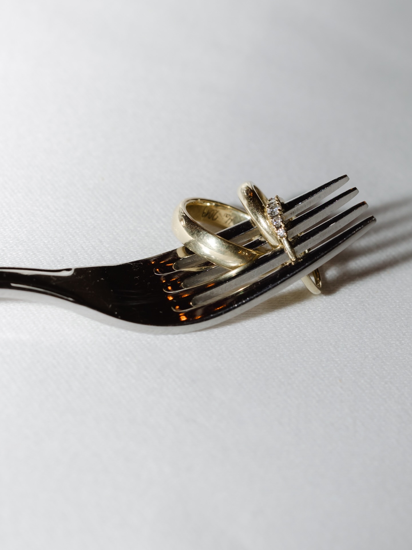 Eheringe sind so viel mehr als Schmuck. Sie tragen Versprechen, Erinnerungen und all die leisen Gefühle in sich die an einem Hochzeitstag oft zwischen den Momenten liegen. Genau deshalb liebe ich es sie nicht nur klassisch festzuhalten sondern auch kreativ in Szene zu setzen. Denn jede Liebe ist einzigartig und genau so dürfen auch die Bilder davon sein. 🤍
Wedding rings are so much more than jewelry. They carry promises, memories and all the quiet emotions that live between the moments of a wedding day. That is why I love capturing them not only in a classic way but also creatively. Because every love story is unique and the images should be too. 🤍
#hochzeitsfotografie #hochzeitsfotografin #hochzeithamburg #hochzeitsfotografhannover