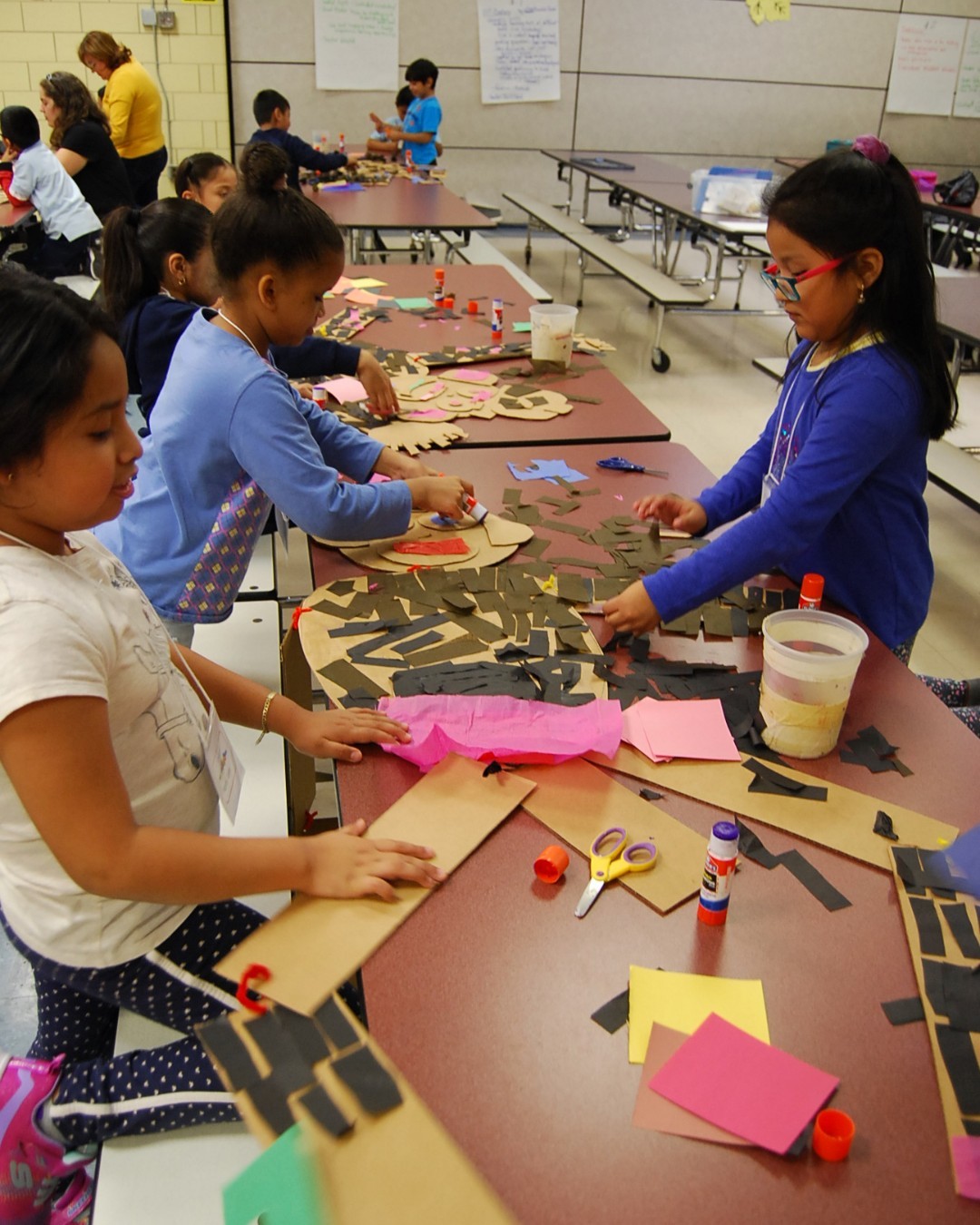 1-2 grade students are exploring various ways to create monkey puppets at our Title III Afterschool program at PS 28 in Flushing, Queens!
Students worked in groups and used their creativity to create their own monkey puppets!
#collaborativearts #artinschools #artseducation #monkeybusiness #ps28q #nycdoe #puppetryinpractice #puppetry #kidsart #cardboardart
To learn more about this and other programs, visit www.PuppetryInPractice.org