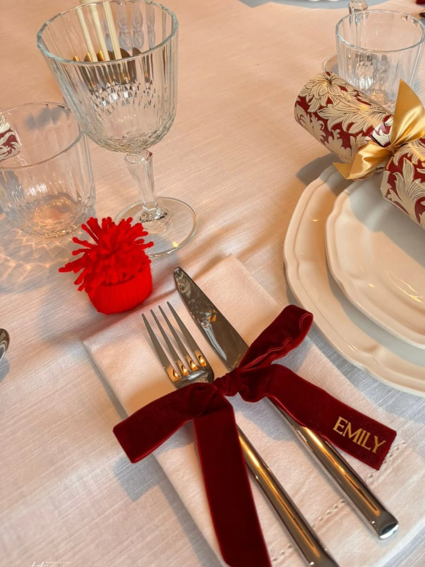 Velvet place names
Add a touch of luxury to your tablescape with these velvet place name bows. Personalised in the colours to match your vibe.
Emily from @em.de_sign commissioned this burgundy set for their family Christmas dinner. But how stunning would these look for a wedding.
To find out more and get started on your stationery journey with Flutterbeeze get in touch via my website or by WhatsApp.
Planning your stationery with ease 🌿
www.flutterbeeze.co.uk
07457 427907
#tablescape
#velvetbows
#luxuryplacenames