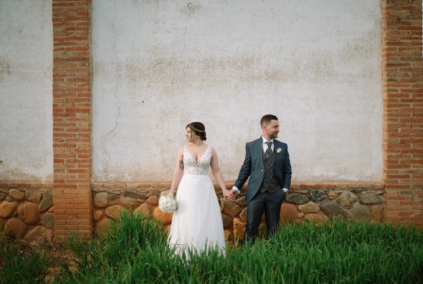 Hay parejas con las que se te olvida que estás trabajando. Dimos una vuelta por Can Pagès, nos reímos un rato y, entre broma y broma se nos pasaron los minutos volando. Joana y Jose siempre en mi equipo 😬😬😬
Espacio: @espaicanpages
MUAH: @studio.imaging
Vestido: @sedka_novias
Traje: @sedka_novias
#espaicanpages #fotógrafodebodas #weddingday #juanfrapalos_fotografia #weddingshoot