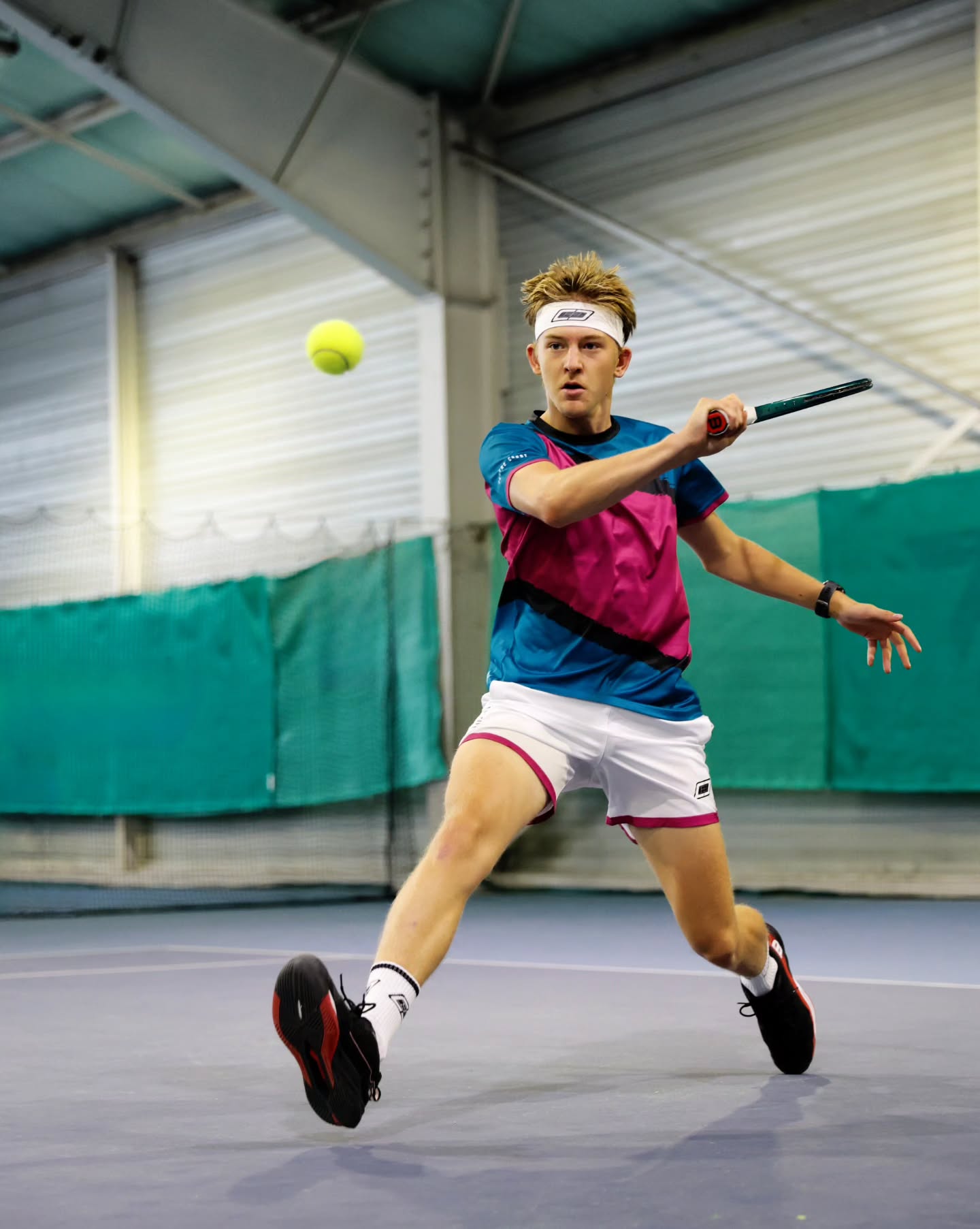 TRANCHER DANS LE VIF AVEC UN COUPÉ DÉCISIF : ✔️
ALIUS porte la tenue REBEL.
ROCK'N'ROLL TENNIS IS NOT DEAD 🎾🎸
WWW.CENTRECOURT-TENNISAPPAREL.COM
CENTRE COURT TENNIS APPAREL EST UNE MARQUE FRANÇAISE 🇫🇷
LA CHAÎNE D'ALIUS : https://youtube.com/@aliusytb?si=0_I7E3AhBbNRSozR
🎾 @alius_ytb
📷 @focalefinelle