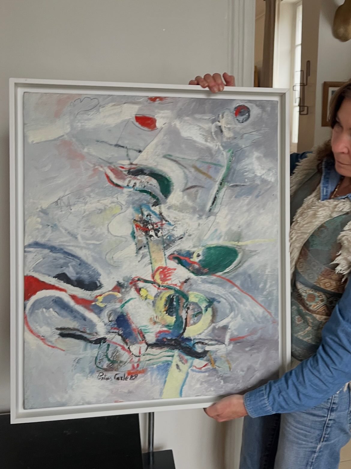 New in !
🎨Je propose à la vente cette peinture de l’artiste Pontus Carle. Elle appartient à la période américaine, ces toiles sont devenues maintenant très rares car pour la plupart dans des collections privées.
Sans titre
1988
Huile sur toile
65,5 x 54 cm
Signée et datée en bas à droite
Contresignée et datée 6-88 au dos
Dans une caisse américaine blanche.
Prix sur demande
➡️ en MP sinon mes coordonnées sont dans ma bio.
👨🏼🎨Pontus Carle (né en Suède en 1955) s’installe très jeune à Paris où il se forme à la gravure, à la peinture et à la lithographie à l’Académie Henri Goetz puis aux Beaux-Arts de Paris. Après un perfectionnement en Suède, il voyage en Europe et commence à exposer.
En 1980, il s’installe à New York, une période décisive dans son parcours. Pendant près de dix ans, il travaille dans plusieurs ateliers à Soho, Tribeca et Chinatown. L’énergie de Manhattan transforme profondément son œuvre. À noter un changement radical dans le traitement des fonds ainsi qu’un geste libéré. L’écriture aussi apparaît par endroit. Pontus adapte à son style et à ses motifs l’expressionnisme américain. Très prolifique, il expose dans des galeries majeures, notamment chez Barbara Braathen et Leo Castelli, aux côtés de figures emblématiques de la scène new-yorkaise telles que Jean-Michel Basquiat, Andy Warhol, Keith Haring, Francesco Clemente et Julian Schnabel. Il est également exposé à la Now Gallery et dans plusieurs villes américaines.
En 1989, Pontus Carle revient en Europe, s’installe à Paris et poursuit une carrière internationale marquée par de nombreuses expositions et commandes publiques.