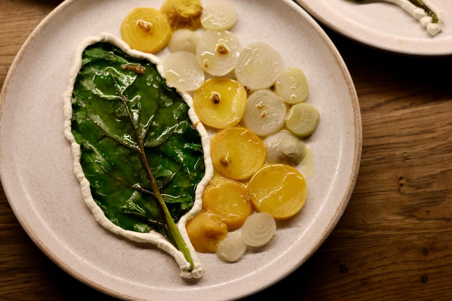 סלקים, עלי סלק, לאבנה מעושנת, קריספי שום, חריף במכתש ועלי