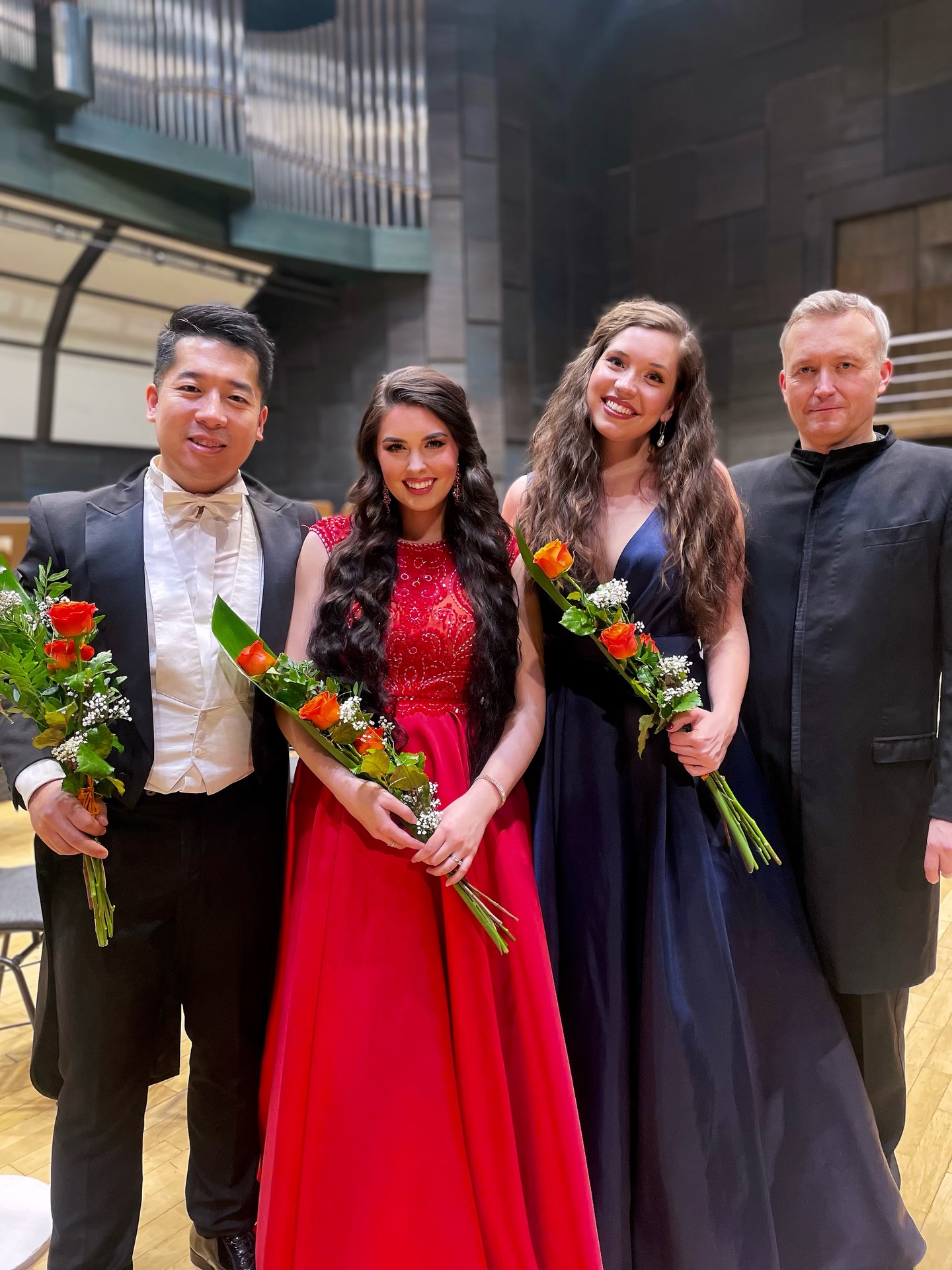 🎉 Two joyful performances to celebrate the new year with the North Czech Philharmonic! It was a delight to share selections from Carmen, Madama Butterfly, Les contes d’Hoffmann, Faust, and more, with such warm and welcoming audiences in Děčín and Teplice. Thank you to conductor Norbert Baxa, @_annamori_mezzo, and @hongyuchen_singer for the heartfelt collaboration.
#opera #classicalsinger