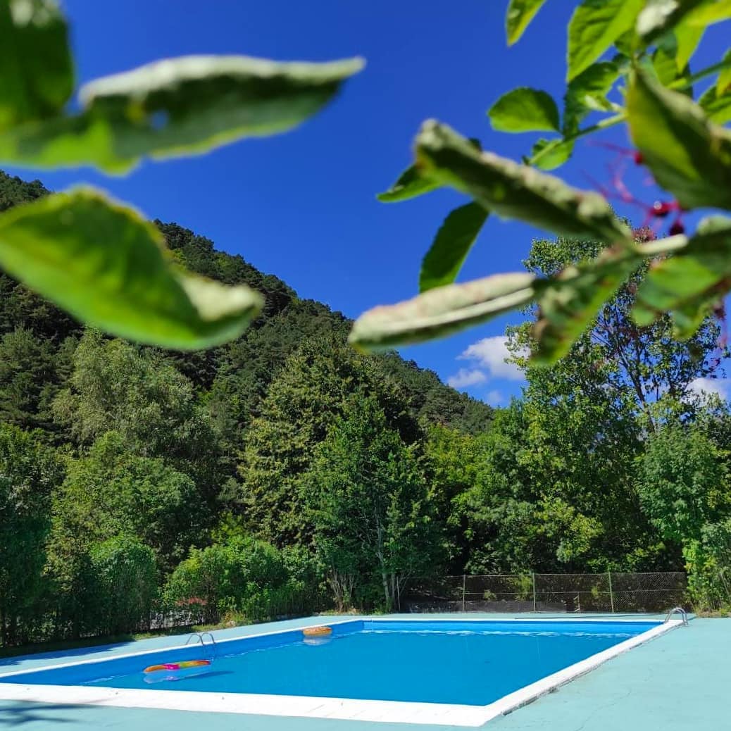 Buenos días!! Amanecemos así 🏊♂️🦄.
#camping #mountain#valley #montaña #turismodemontaña #pirineos #pyrenees #poolparty #rural #rustic #campingsartigane #aqua #france #valdaran #valledearan #ecosistema #ecofriendly #petfriendly #verano2020 #camping #turismodemontaña #piscina #pool #turista #vielha
