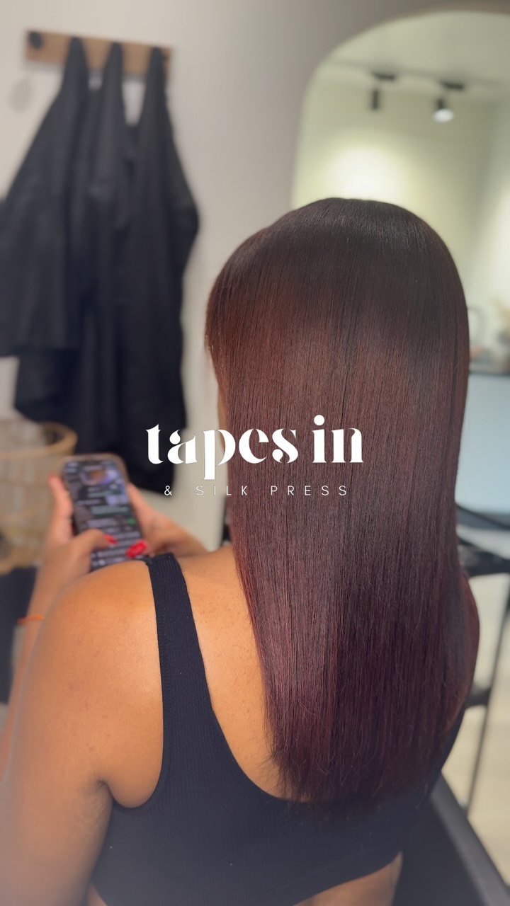 Le lissage Silk Press est un lissage parfait sans effort. C’est une technique de brushing spécialement conçue pour le cheveu afro et métissé et ce, même si vous avez les cheveux abimés ou fragilisés. Il est même adapté aux cheveux en transition ou défrisés !
✨Silk = soie / Press = lissage ✨
Cette technique permet d’avoir une finition soyeuse incroyable aussi douce que la soie ! Elle permet aux femmes ayant des cheveux texturés de sublimer leur chevelure et de profiter de la versatilité de leurs cheveux.
✨Cheveux renforcés et brillants
✨Souplesse et facilité à coiffer
✨Idéal pour cheveux abimés, cassants ou fragiles
✨Ne dénature pas les cheveux
✨Tenue du soin : entre 2 à 3 mois.
✨Les bénéfices de ce soin :
- Facilite le démêlage
- Réduit le temps de coiffage et de lissage
- Imperméabilise les cheveux qui est donc moins réactif à l’humidité
- Apporte brillance et souplesse extrême
- Renforce les cheveux afin d’atteindre enfin vos objectifs de longueur
Ne possède AUCUN AGENT DÉFRISANT, vos cheveux seront beaucoup plus faciles à lisser, ils seront souples et ultra brillants.
COMMENT PRENDRE RENDEZ-VOUS ?
En ligne : tapesinsilk.com
Rubrique « Prendre Rendez-vous » (lien dans la bio ou DM NOUS DIRECTEMENT)
#tapein #silkpressmartinique #silkpress #tapein #tapeinmartinique #extensionsinvisibles #cheveuxnaturels #cheveuxafro #metisse #tapeinextensions #hairextensions #mood #instalike #inspiration #mode #lifestyle #girlboss