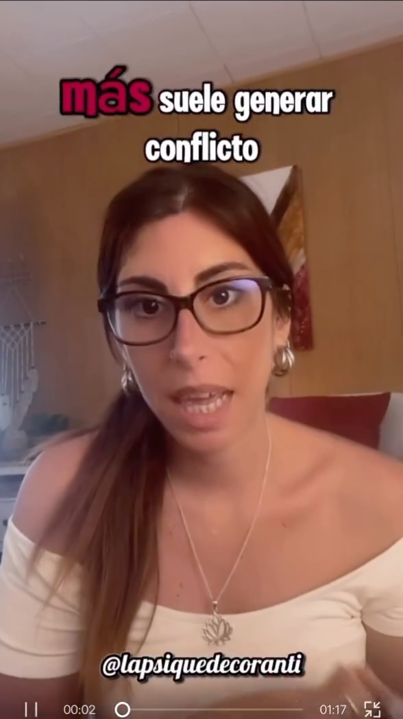 Hay veces que pedimos perdón no para reparar, sino para que el ruido cese.
Para que la tensión baje.
Para que el conflicto se dé por “resuelto”, aunque por dentro siga intacto.
Ese perdón no nace de la conciencia, nace del cansancio.
Del miedo a perder al otro.
De la incomodidad que genera sostener una conversación que nos enfrenta a algo más profundo.
Y no es que pedir perdón esté mal.
Al contrario: pedir perdón puede ser profundamente reparador.
Pero solo cuando va acompañado de algo esencial: comprensión.
Porque un perdón sin comprensión es una tregua, no una reparación.
A veces decimos “lo siento” sin haber entendido qué ha dolido, por qué ha dolido y qué parte nuestra estuvo implicada.
Pedimos perdón por la forma, pero no revisamos el fondo.
Por el tono, pero no por la dinámica.
Por el gesto concreto, pero no por el patrón que lo sostiene.
Y entonces el conflicto vuelve.
Con otro nombre.
En otro momento.
Con la misma herida.
Por eso, cuando alguien nos pide perdón, muchas veces lo que buscamos no es la palabra, sino el sentido.
Queremos saber si el otro ha visto lo que ocurrió.
Si ha podido ponerse, aunque sea un poco, en nuestro lugar.
Si entiende qué límite cruzó, qué necesidad ignoró o qué impacto tuvo su conducta.
Un perdón que repara suele sonar más a:
“Ahora entiendo por qué te dolió.
Veo lo que pasó.
Y me hago responsable de esa parte.”
No se trata de pedir perdón perfecto.
Se trata de pedir perdón con conciencia.
Porque cuando el perdón solo sirve para cerrar el tema, el problema queda abierto.
Y cuando sirve para comprender, entonces sí: algo se transforma.
A veces, lo más honesto no es pedir perdón rápido,
sino tomarse el tiempo de entender de qué habría que pedir perdón de verdad.