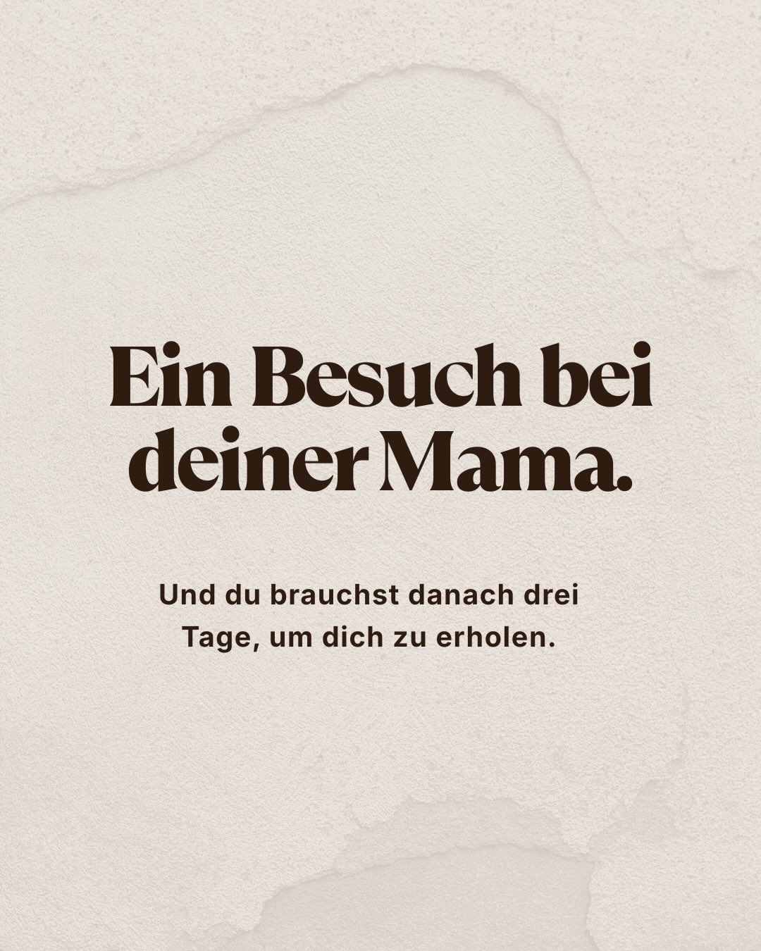 Also… ich bekomme so oft Nachrichten von Mamas, die sagen: „Jedes Mal, wenn ich bei meiner Mutter zu Besuch war, bin ich danach komplett durch.“
Und dann kommt fast immer dieser Satz: „Ich weiß, sie meint es gut. Aber...“
Ich kenne dieses Aber. Nicht nur von meinen Klientinnen.
Als unser erstes Kind zur Welt kam, war meine Mama meine Bezugsperson. Die, die ich angerufen habe. Die, von der ich dachte: Sie weiß, wie das geht.
Aber was sie mir gesagt hat… es hat einfach nicht gepasst. Nicht zu mir. Nicht zu meinem Kind. Nicht zu dem, wie ich Mama sein wollte. Wie oft war ich danach fix und fertig.
Und ich hab mich gefragt: Liegt das an mir?
Heute weiß ich: Sie hat mir gegeben, was sie konnte. Aus ihrem Muster. Aus ihrer Geschichte. Aus ihrem Nervensystem.
Das macht es nicht okay, wenn es sich falsch anfühlt. Aber es nimmt ein bisschen von diesem Ich-bin-falsch-Gefühl.
Und wenn du das wirklich verstehst, verändert sich was. Auch in der Verbindung zu deinem Kind.
Deine Andrea
NERVENSYSTEM
GENERATIONENMUSTER
ERSCHÖPFT
TRAUMA